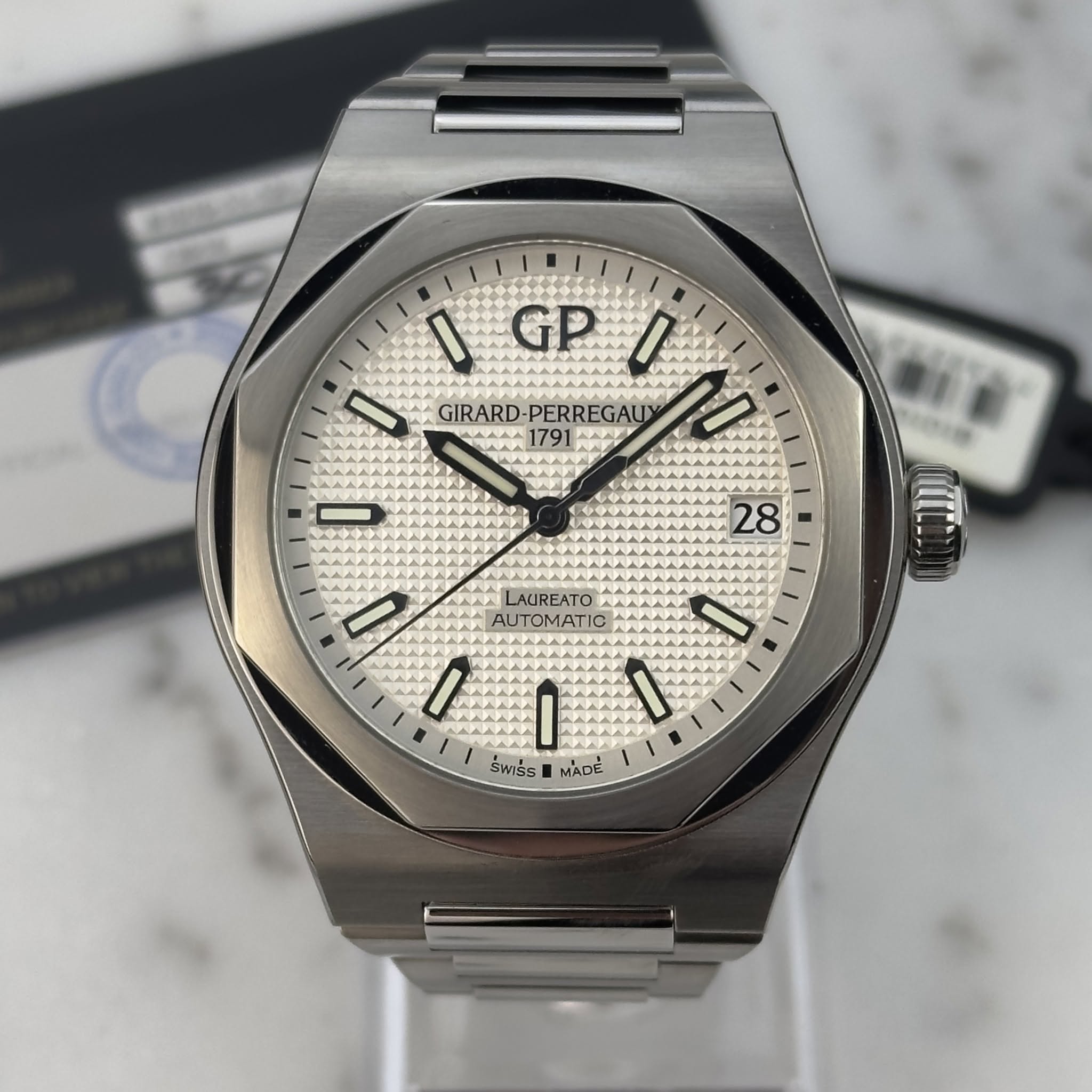 May be an image of wrist watch and text that says 'I LGP GP I ΛAΑ AA GIRARD GIRARD-PERREGAU PERREGAU LAUREATO AUTOMATIC I I SWISSI MADE'