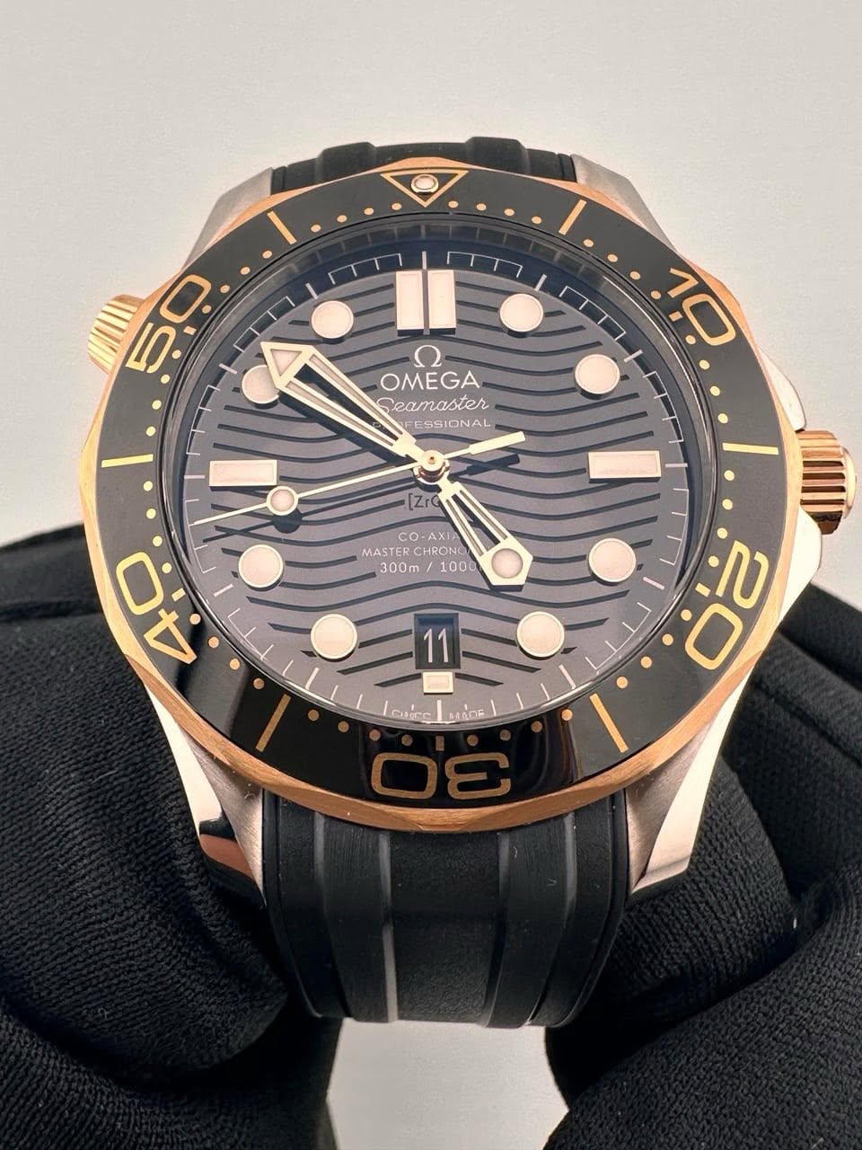 May be an image of wrist watch and text that says '50 ח OMEGA Seamaster FESSIONAL NA 10 [Zr CO-AX MASTER CHRON 300m/ lovira Luios 20 בי.'
