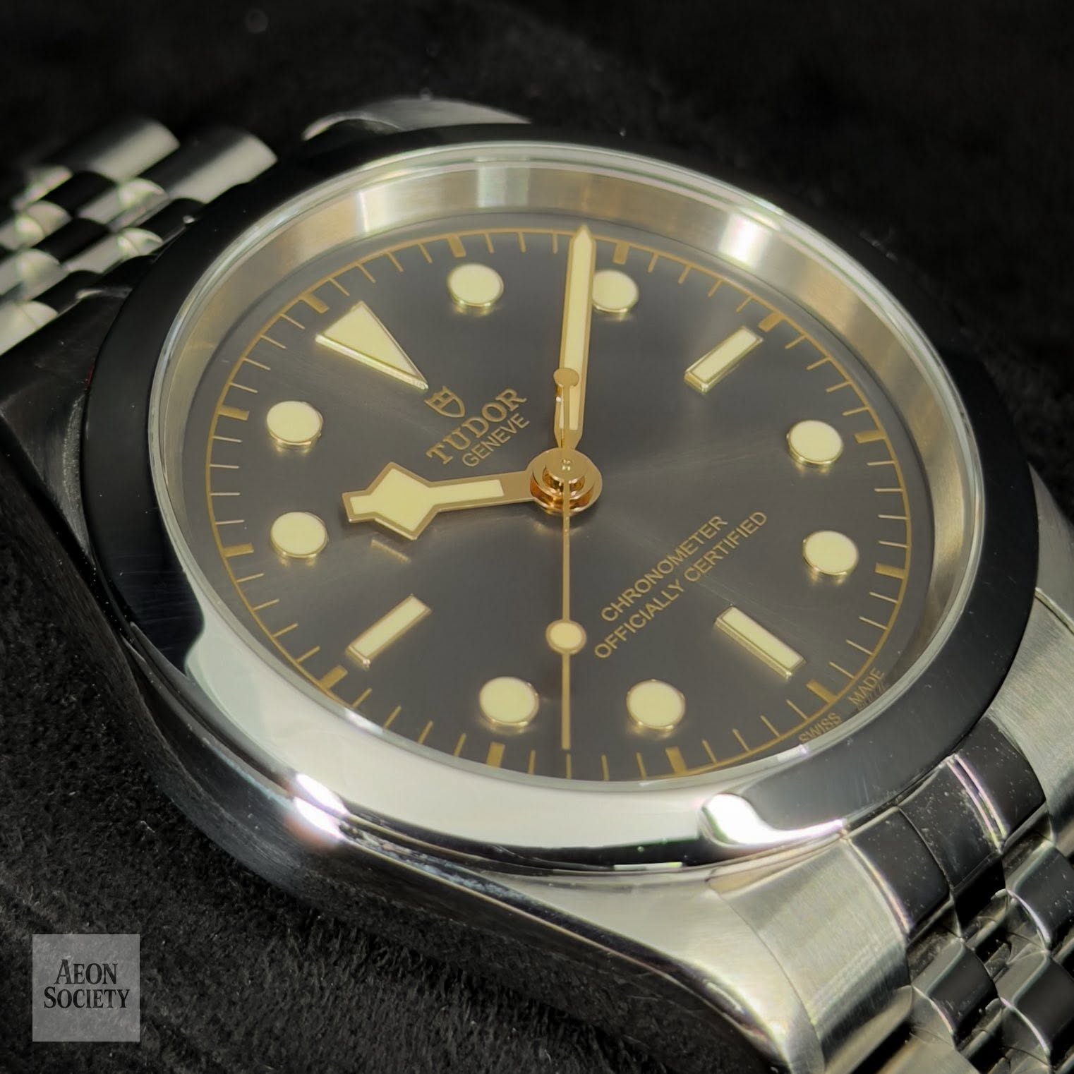 May be an image of wrist watch and text that says 'TUDOR -CENEVE 2 ENEVE CHRONOMETER OFFICIALLYCERTIFIED ICIALLY CERTIFIE CERTFE CERTIFE IED OFFICIALLY CHRONO'