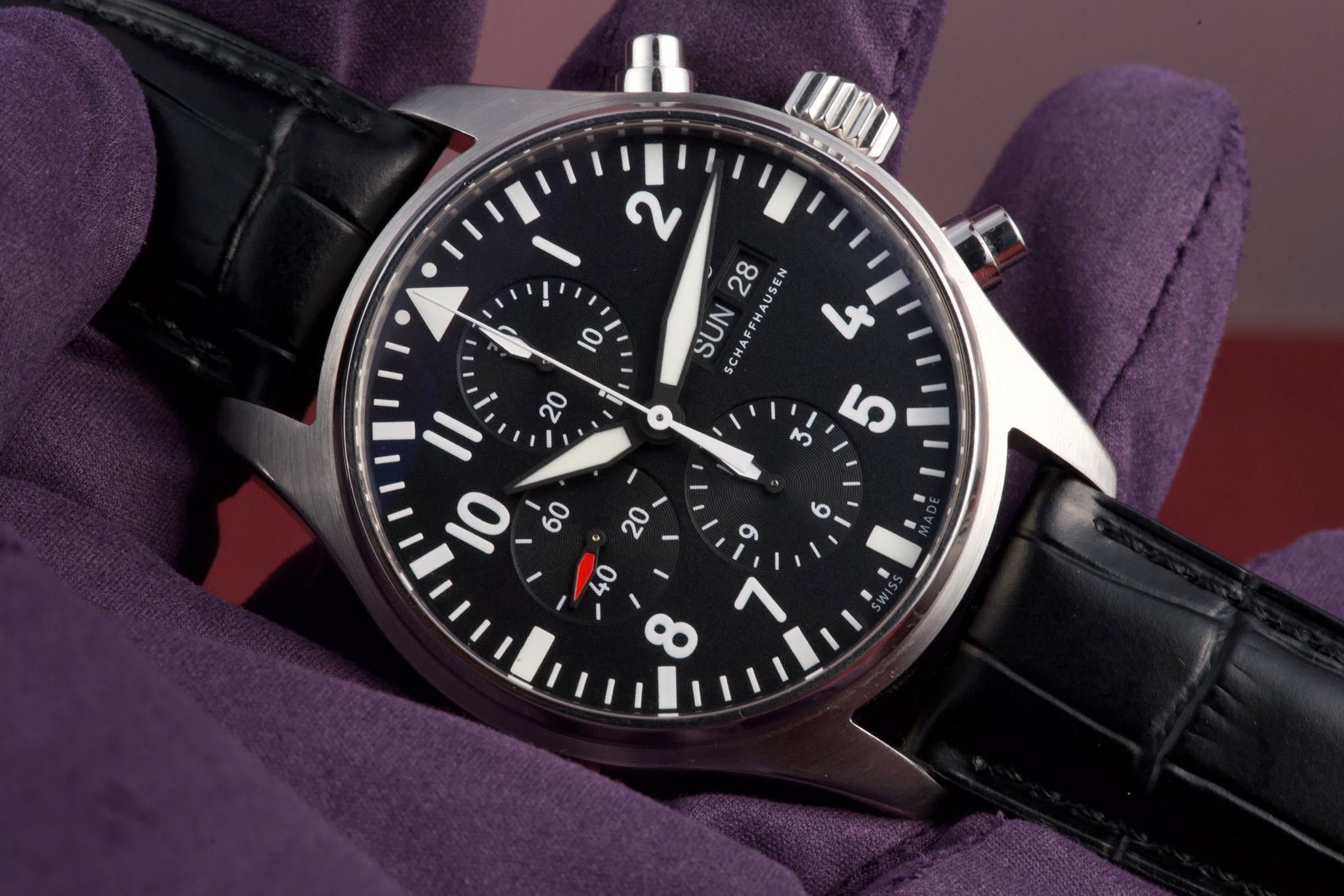 May be an image of wrist watch and text that says 'R 10 2 28 HAUS USEN 4 SUN CHAFF FH و a 0'