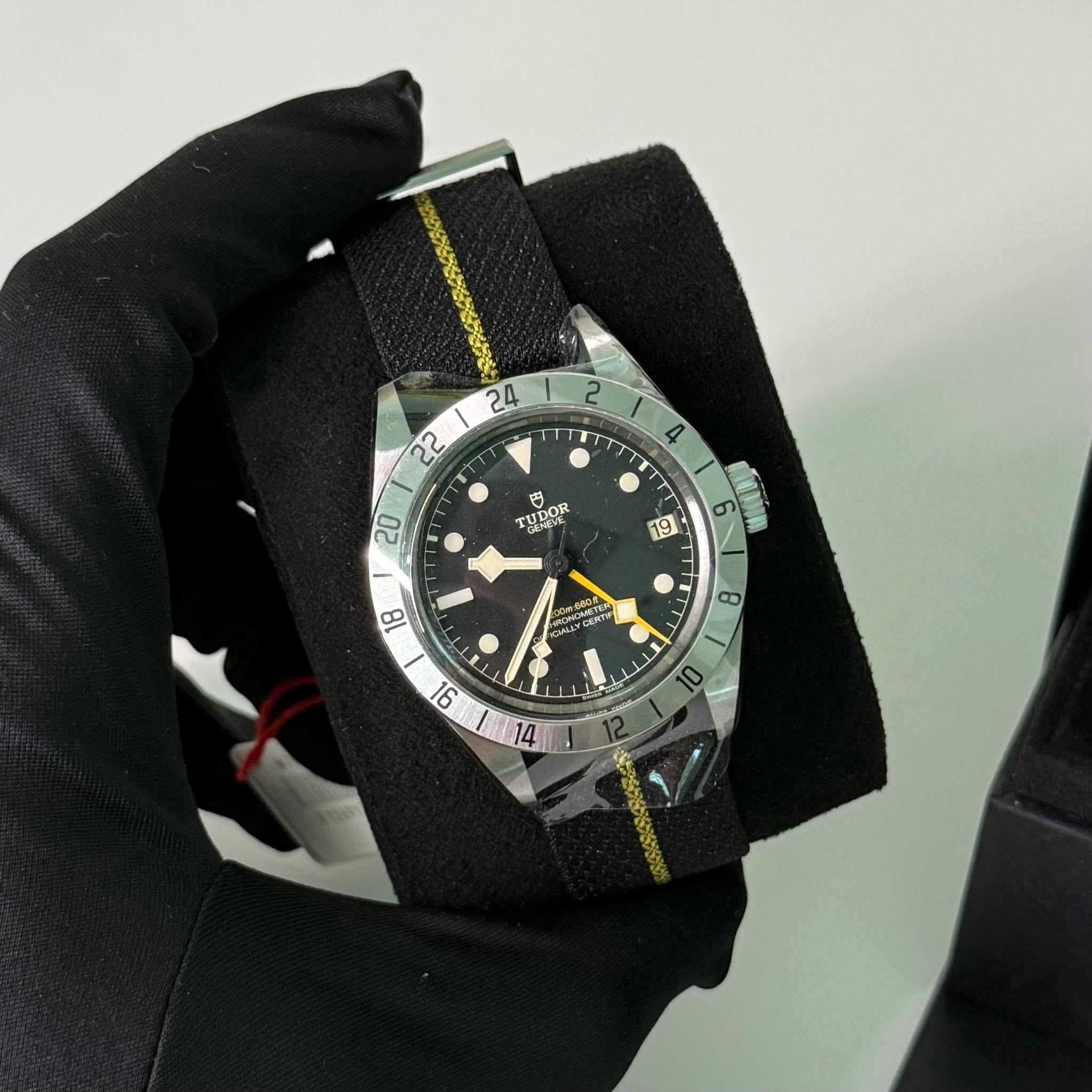 May be an image of wrist watch and text that says ' 守 DOR CEREVE UDOR OR 19 6 นต 18 CROME '