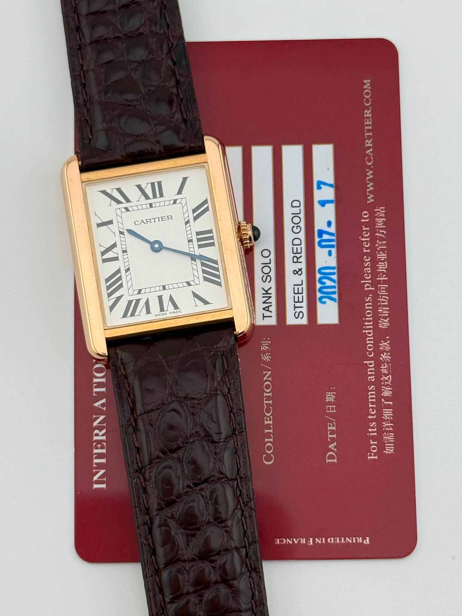 May be an image of leather, wrist watch and text that says 'XI XIXII 信 XII CARTIER II III IX TEELI 信業置 TEA 新価監戦品 TAL W.CARTIER.COM CARTIER. COM 7 www ימיעה GOLD 方国站 RED -በ7-…