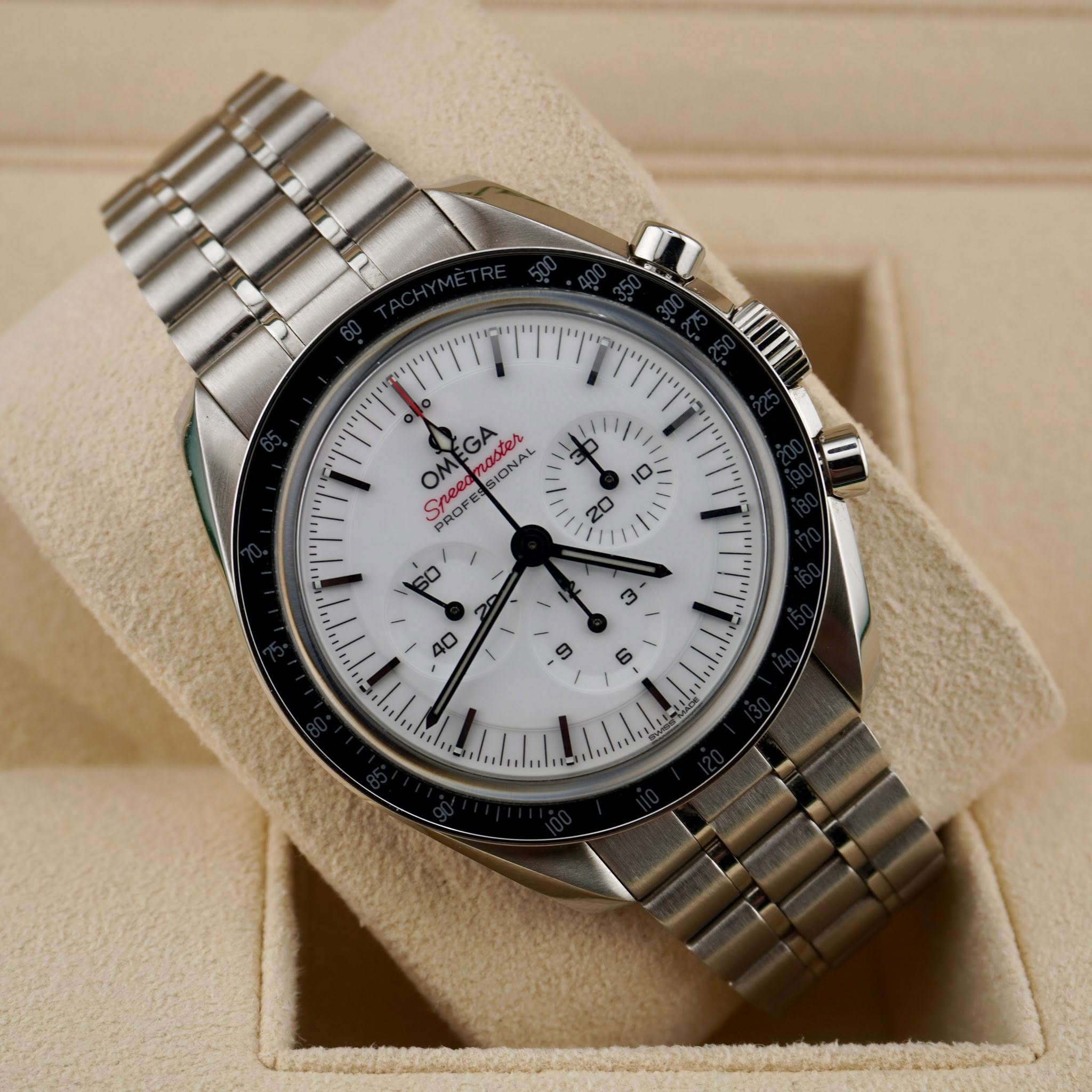 May be an image of wrist watch and text that says ''ጥግግ OM MEGA GA SIONAT naster SIONAL ١١ 30 O Speea つ PROFES ROFE دت LO'