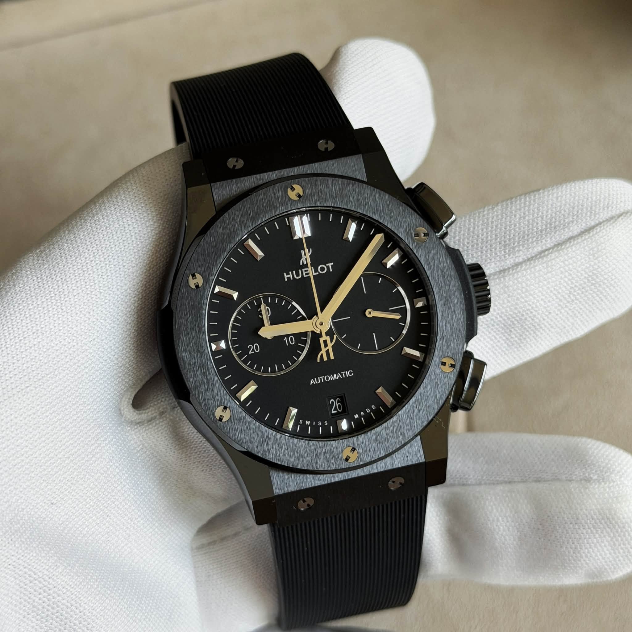 May be an image of wrist watch and text that says 'HU ELOT Y د • 10 20 - ATOMA MЛTOMA ٣ 20'