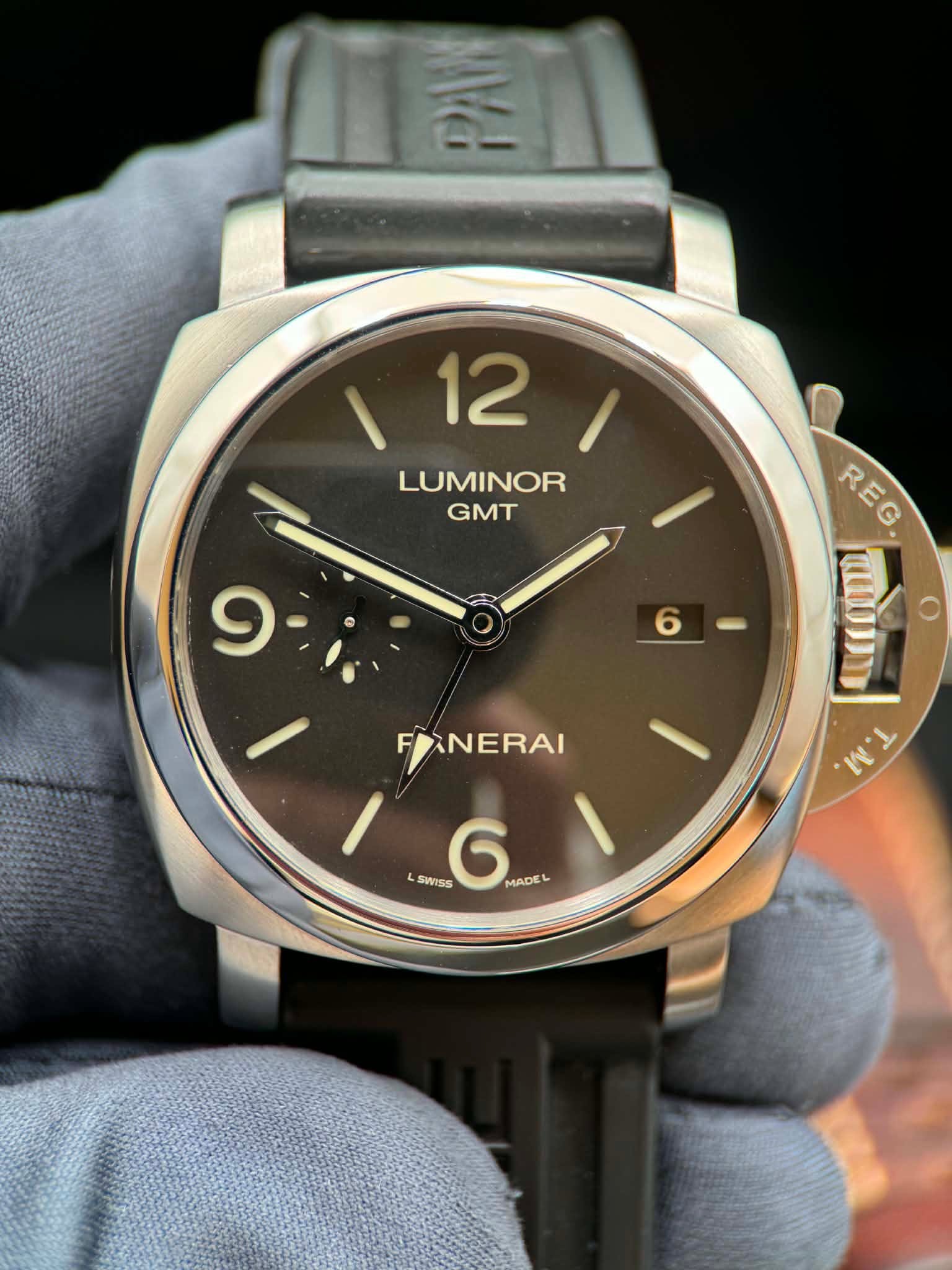 May be an image of wrist watch and text that says '12 LUMINOR GMT 9 R REG Um WL L a FINERAI SWISS 6 MADE MAD'