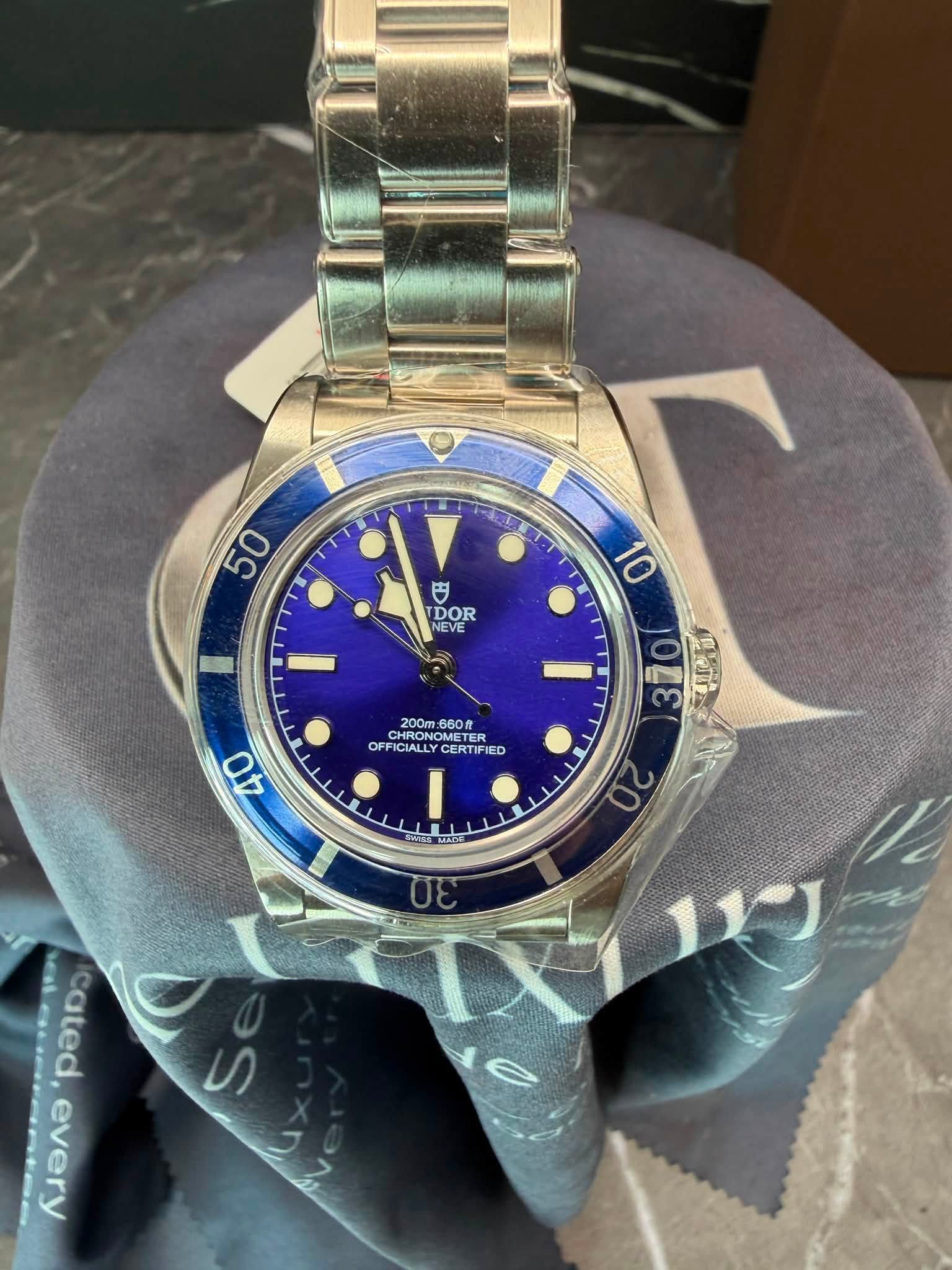 May be an image of wrist watch, strap, timer and text that says '50 円 DOR NEVE 10 200m 200m 680 OFFICALLYCENTFIED FFICIALL CHRONG HRONGA CHRONOMET OMETE FR OF ሔት CIALLYCERT…