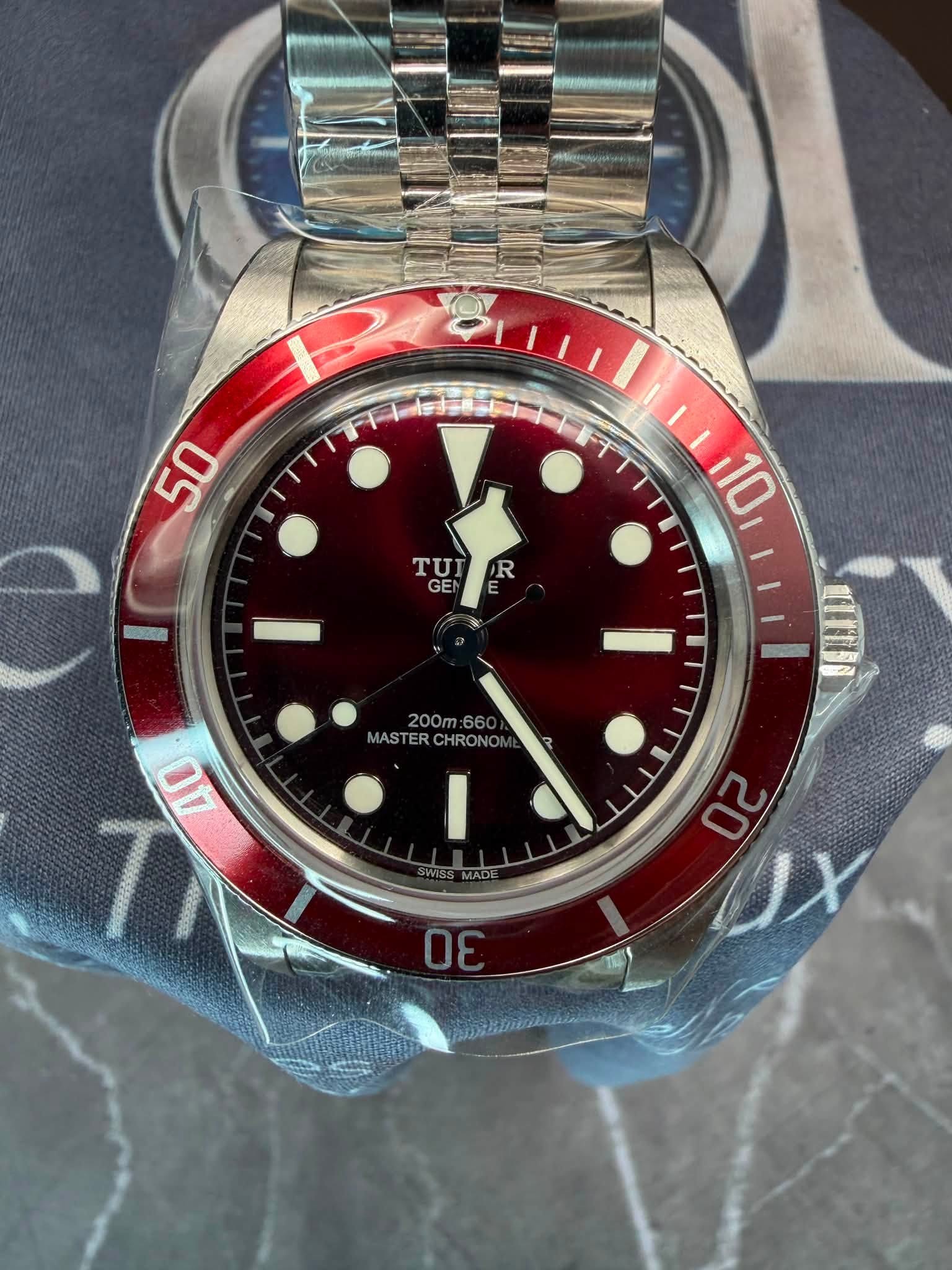 May be an image of wrist watch, strap and text that says '50 TUT TUIOR R TU GEN |110 I1 10 200m 660 MASTER CHRONO 4 20 σε'