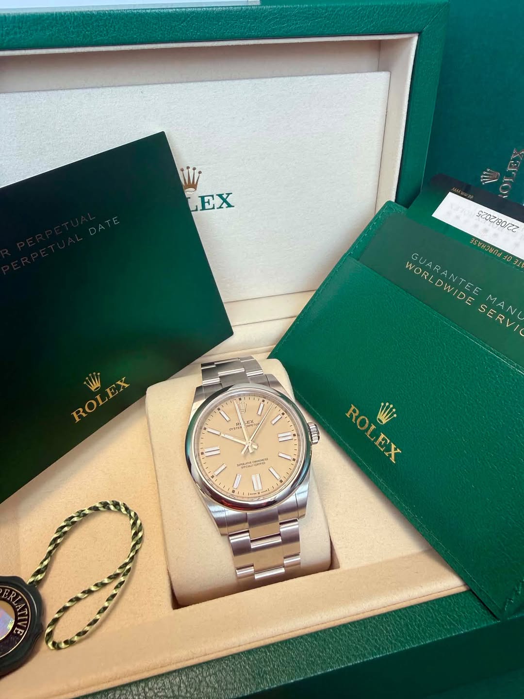 May be an image of wrist watch and text that says 'EX ES 2202/80/22 RECESESSIEE WORLDWID GUARANTEEMAN E SERVI MANL GUARANTE DWI ROLEX W 게 ய NIi 菌 ROLEX EX OLEX'