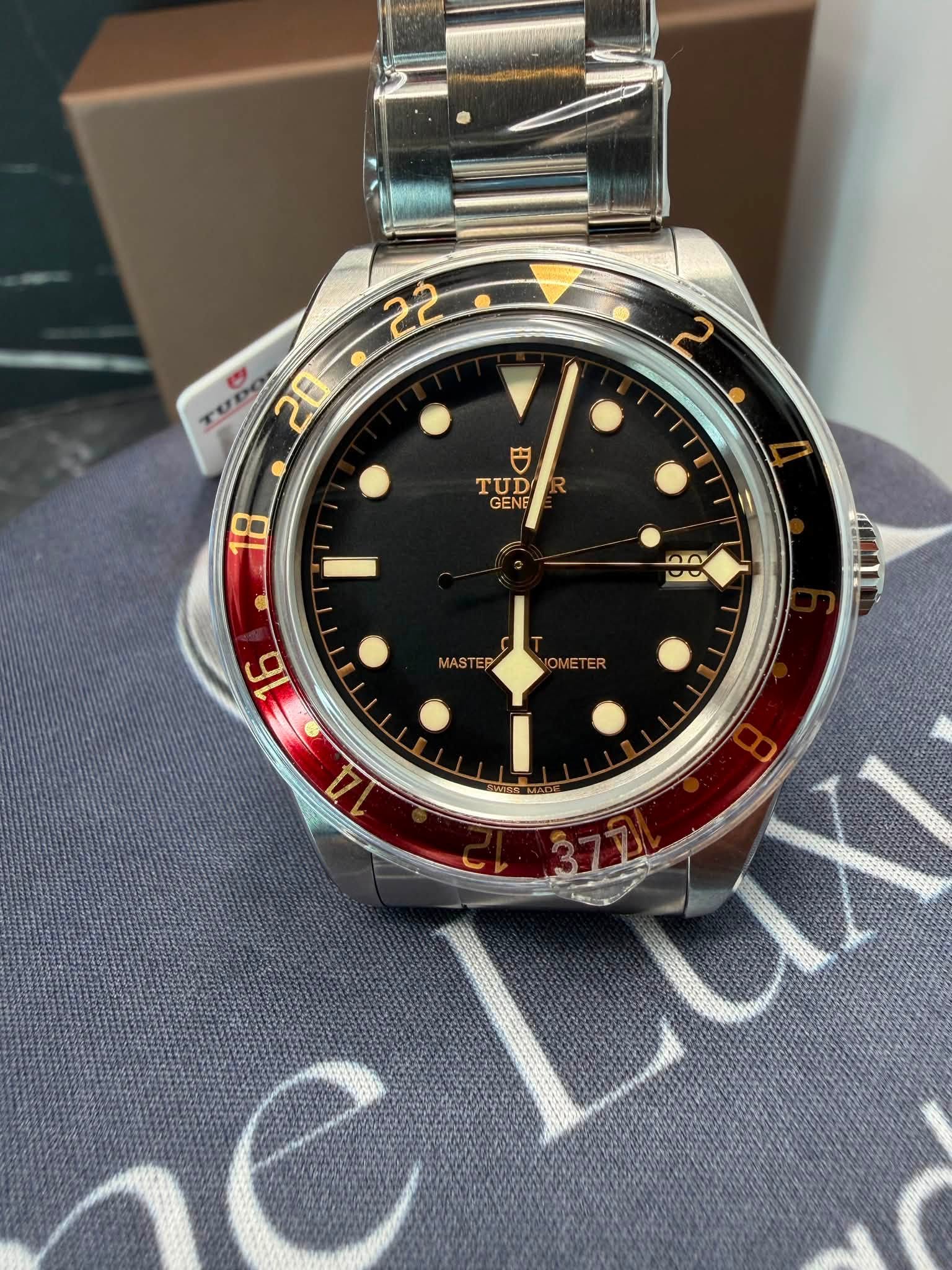 May be an image of wrist watch and text that says '2 e TU 円 TUD GENE 18 ن DO MASTEP '