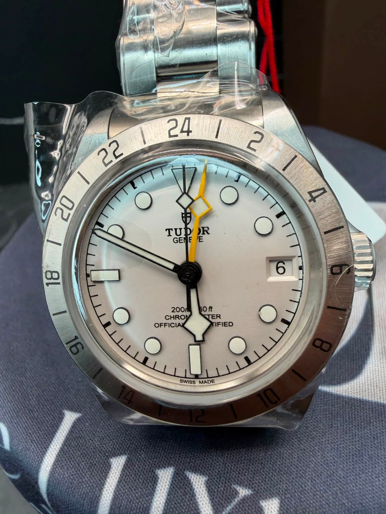 May be an image of wrist watch and text that says 'ကျြ / 2 22/ 22 24 / ٢3 20 4 O TU TUDOR GENE בלי O 18 6 200 CHRO OFFICIA Oft TER IFIED I SWISS MADE 6H ADE AON L'