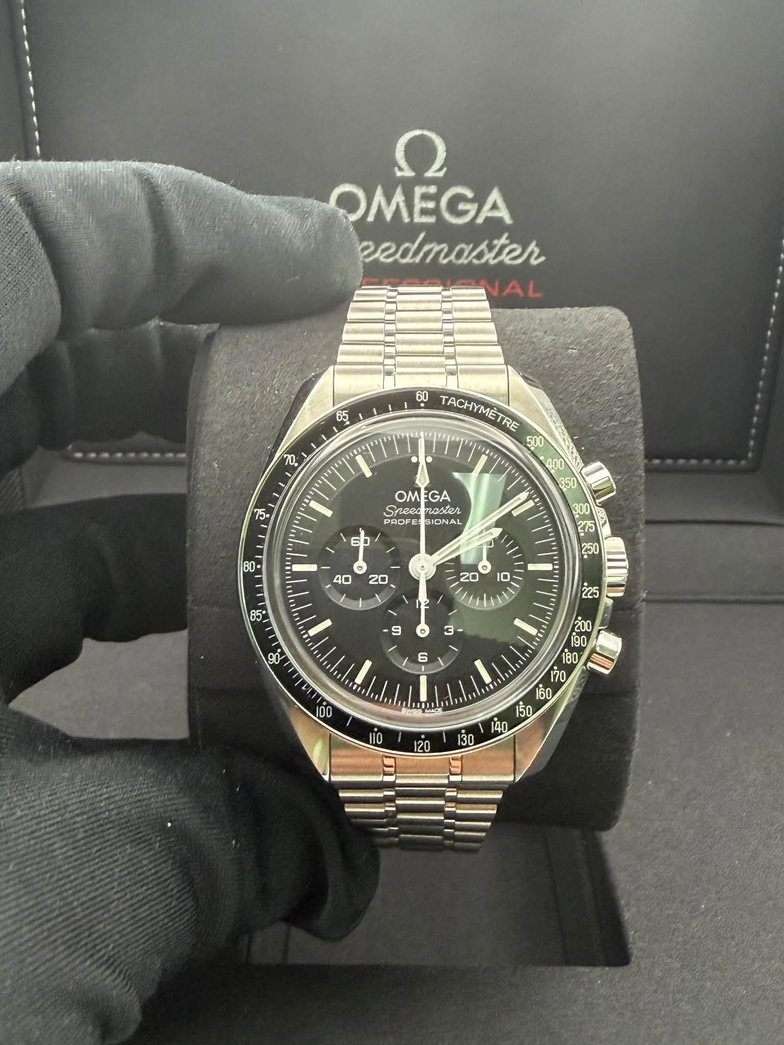 May be an image of wrist watch and text that says 'ח OMEGA sedmaster មុ 60 TACHYMETRE TRE 00 ਦ ل OMEGA GA Snee ဝလမ် PROF SIONAL ស 1 10 20 S8 50 9 O 3 လီ့ 6 歌 T00 요 '