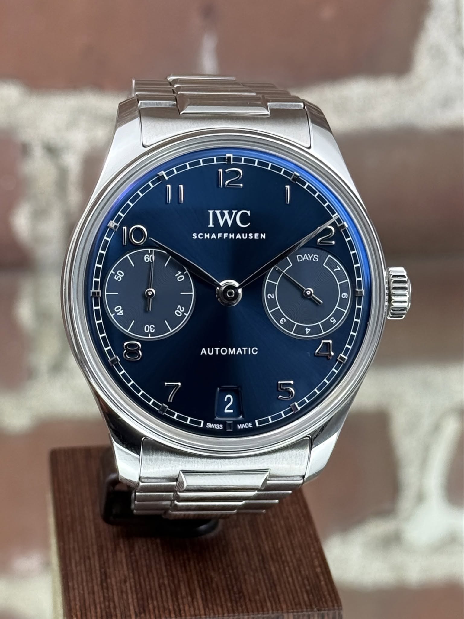 May be an image of wrist watch and text that says '12 I1 10 60 IWC SCHAFFHAUSEN 50 10 ๑ DAYS σε 6 6 6 င် 5 S 4 D AUTOMATIC MAUIDN 2 ID SWISS MADE'