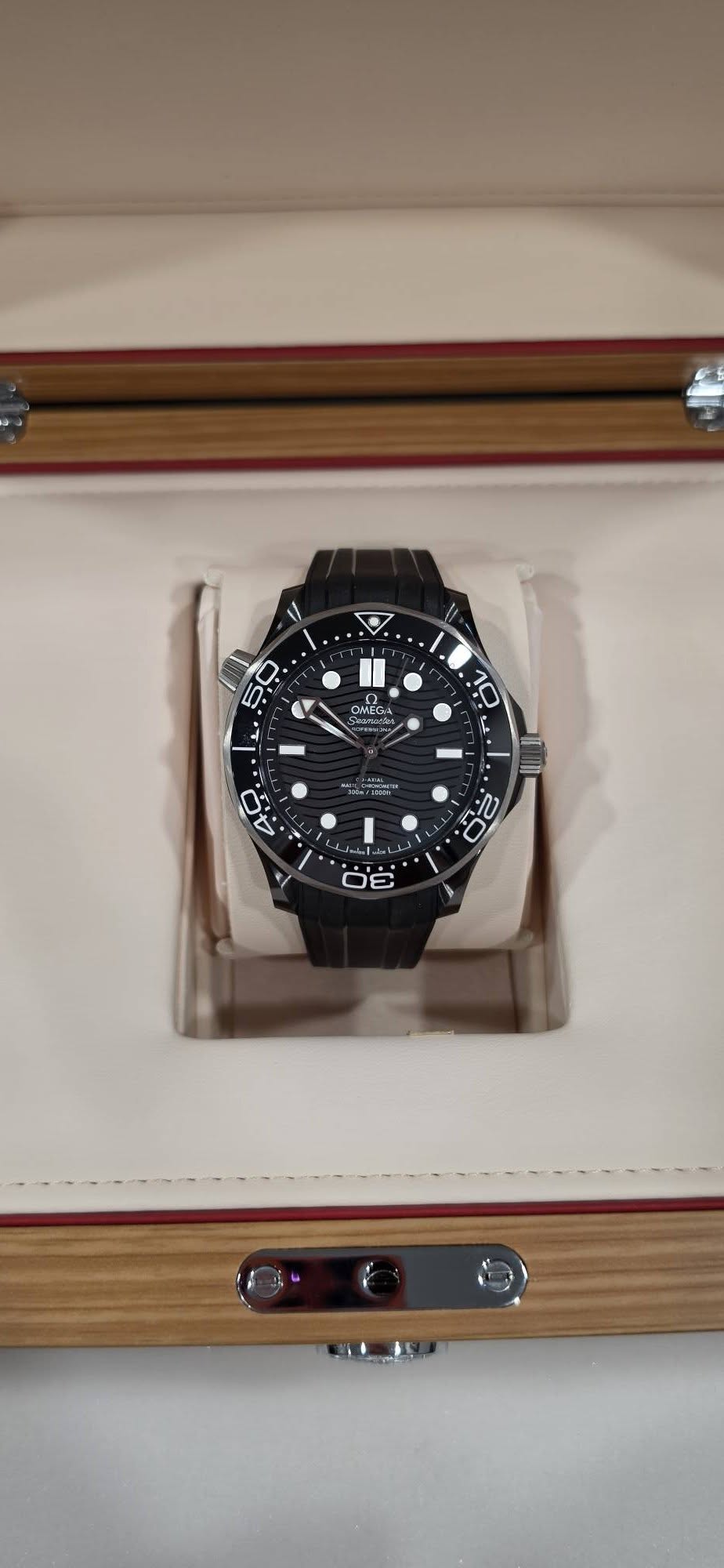 May be an image of wrist watch and text that says '50 DWEG 10 ባ 40 σ. ذ 10'