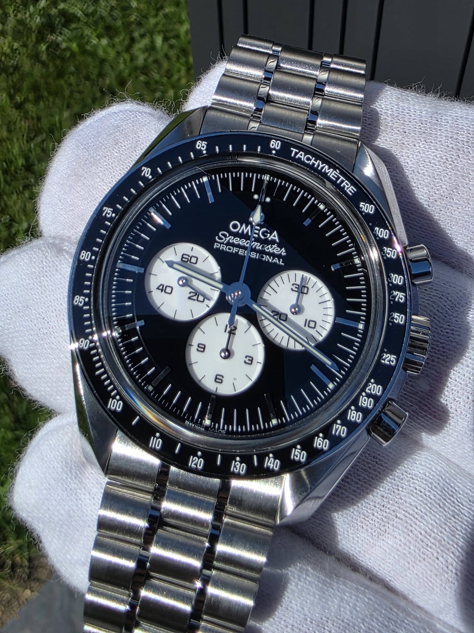 May be an image of wrist watch and text that says ' TACHYMETRE OME Speeam OMEGA EGA PROFEESI me ster SI NAL 100 ៩ ن H1O .'
