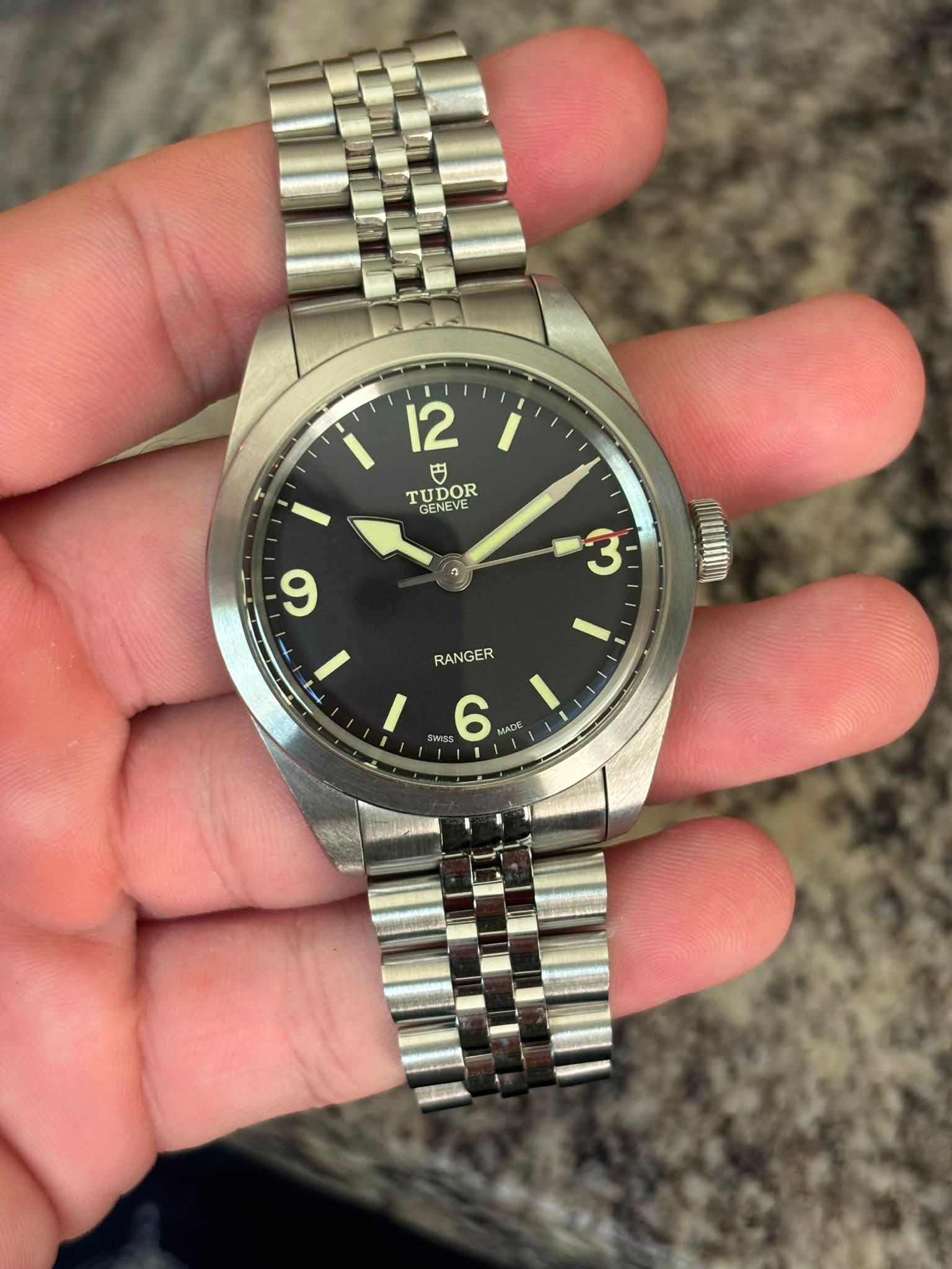 May be an image of wrist watch and text that says 'i 12 巴 TUDOR DOR GENEVE 9 3 RANGER SWISS MSS 6 AO MAID'