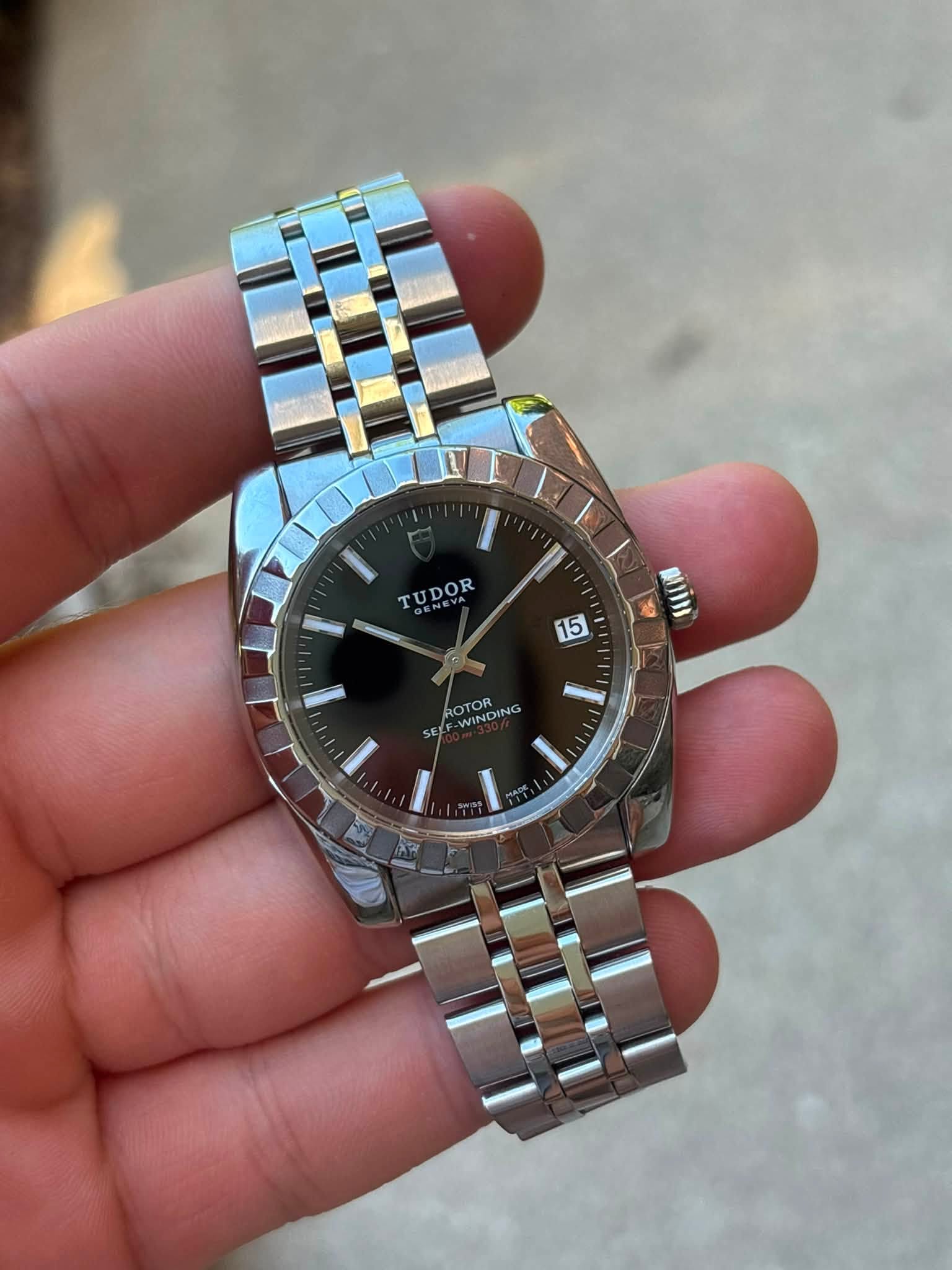 May be an image of wrist watch and text that says 'TUDOR 15 ROTOR WINDING SELF'