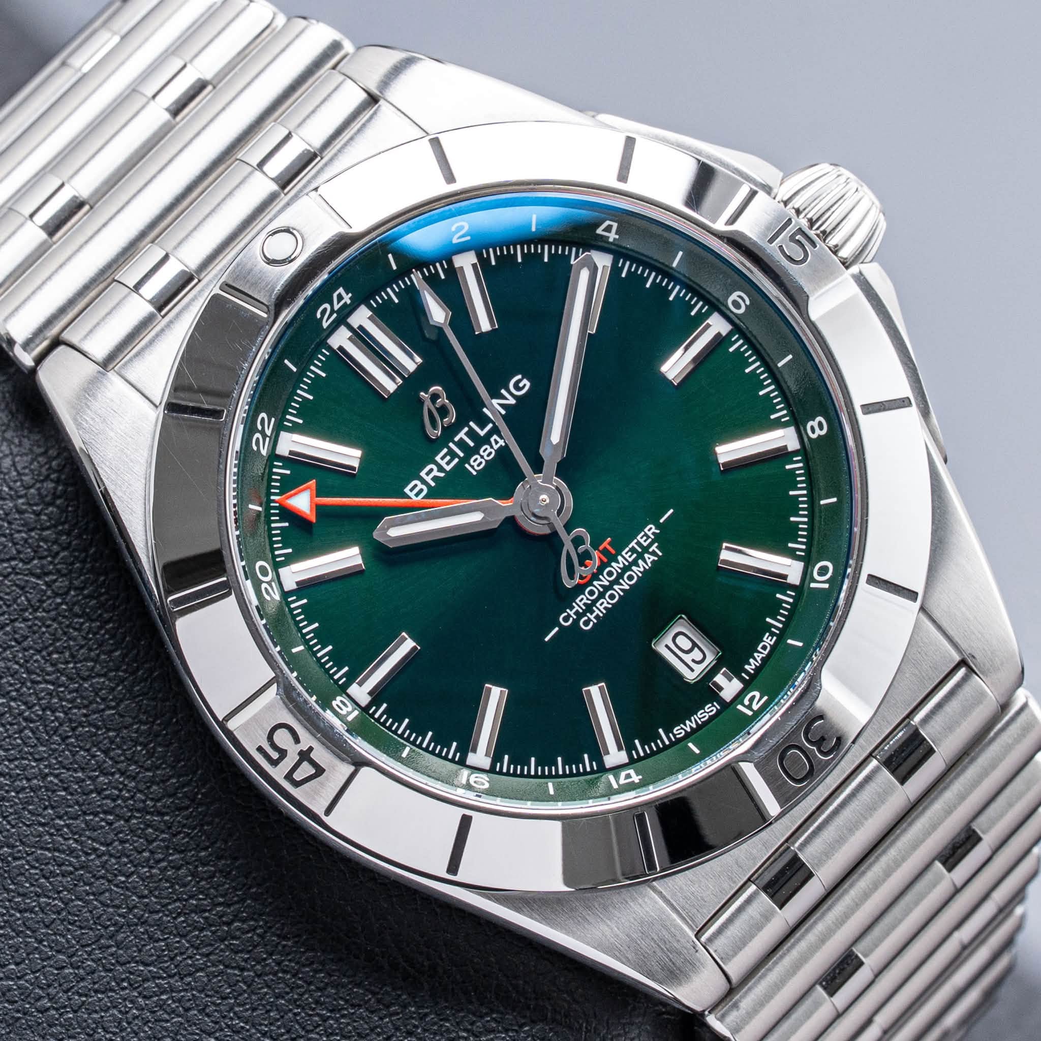 May be an image of wrist watch and text that says '4 שיייויייןייין וייין 15 ዞ กมทุ 6 O 24 1 กก f ייזייישיי 22 יוייי BREITLING REITLING NG 1884 8 bondmlod. I 20 CHRONOMETER…