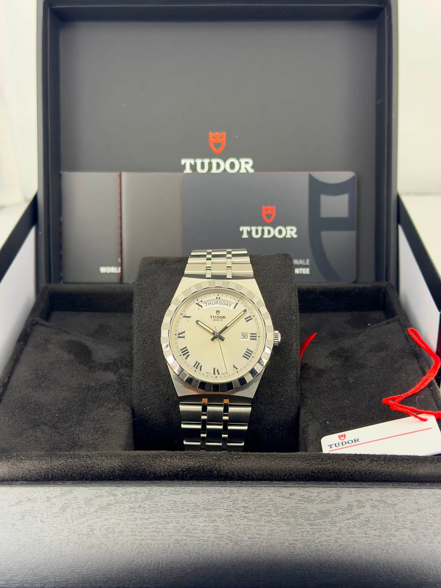May be an image of wrist watch and text that says 'TUDOR TUDOR WALE E THUASDAY UASUA EDOR ii IN ពេ 30 IIII IA IA 해 TUDOR'