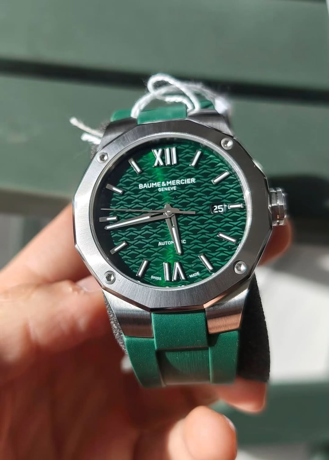 May be an image of wrist watch and text that says 'XII I BAUME&MERCIER &MERCIER BAUME GENEVE 25 C AUTON SWIBE 螞 MADE e'