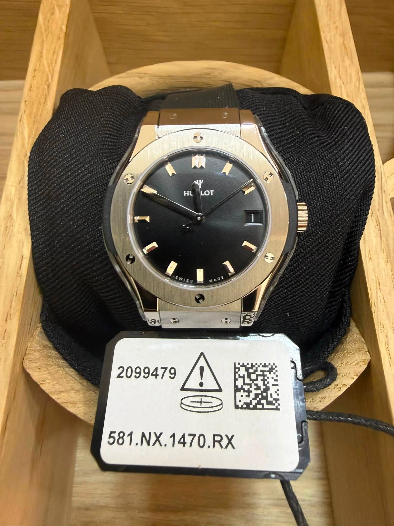 May be an image of wrist watch and text that says '2 لللم HL LOT ١ ||| J M 2099479 会灣 会 581.NX.1470.RX 581.NX. 1470.RX'