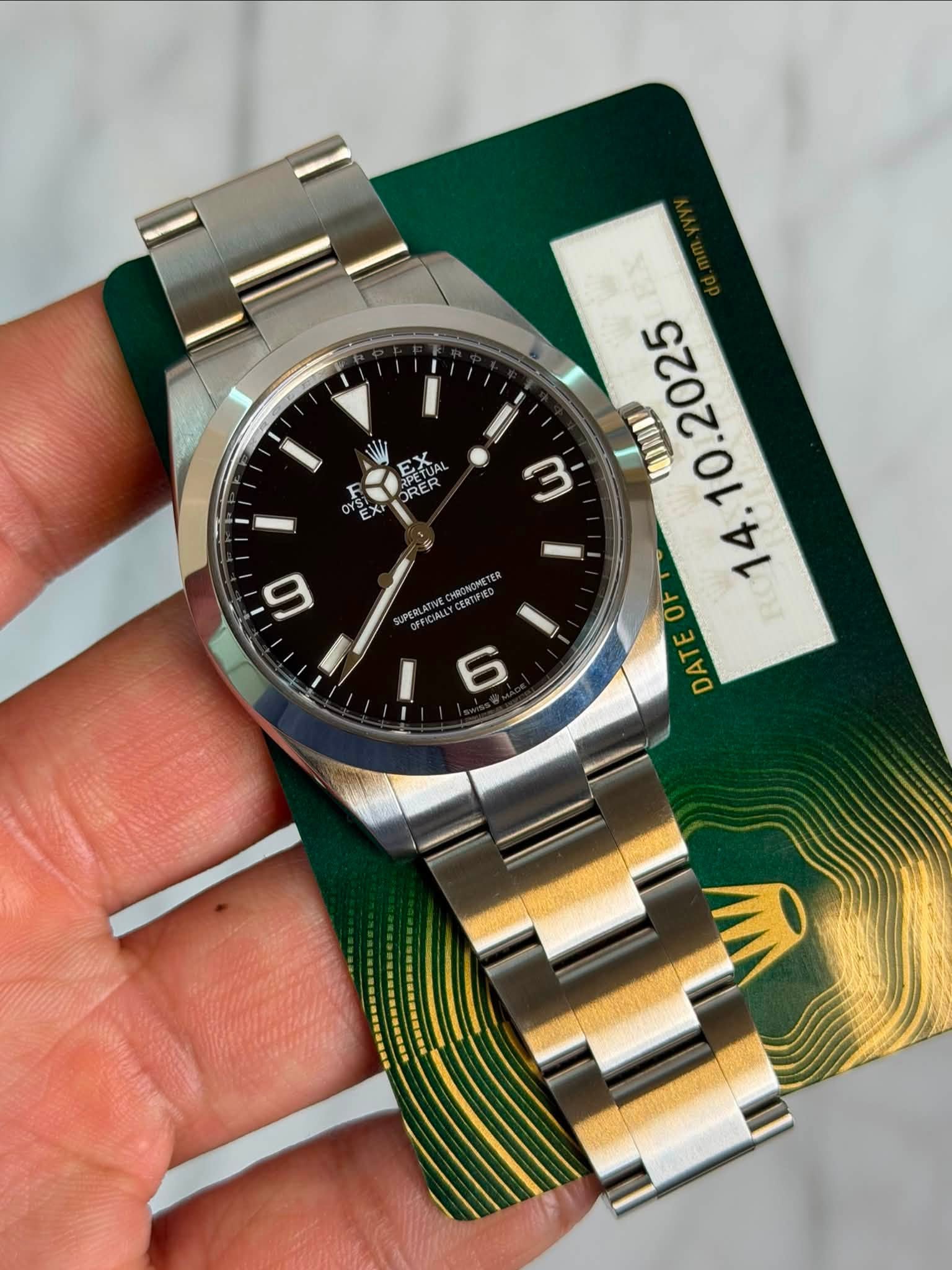 May be an image of wrist watch and text that says '1O ๓ CONIC TINION DATE E DA 6'