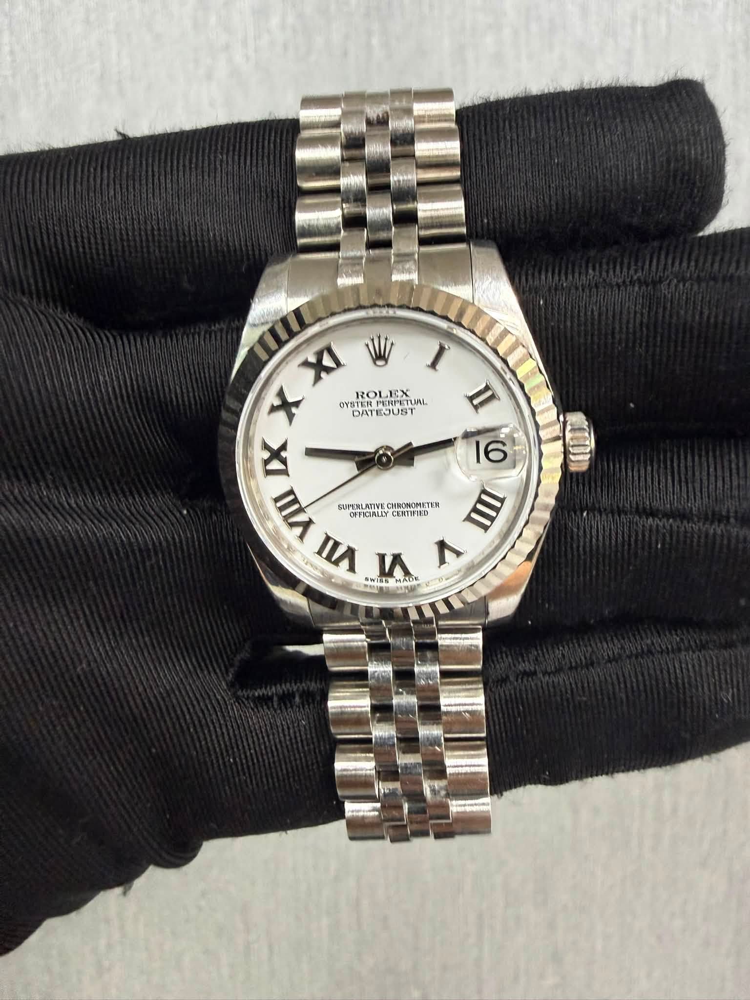May be an image of wrist watch and text that says 'XXI TERPERFETUR O.TOLEXUAL ERPERPETU XI X ROLEX OYST RPETUAL UAL DATEJUST DATE ECUST II X 6 VII SUPERLATIVE ORFICIALLY CETICIALLY…
