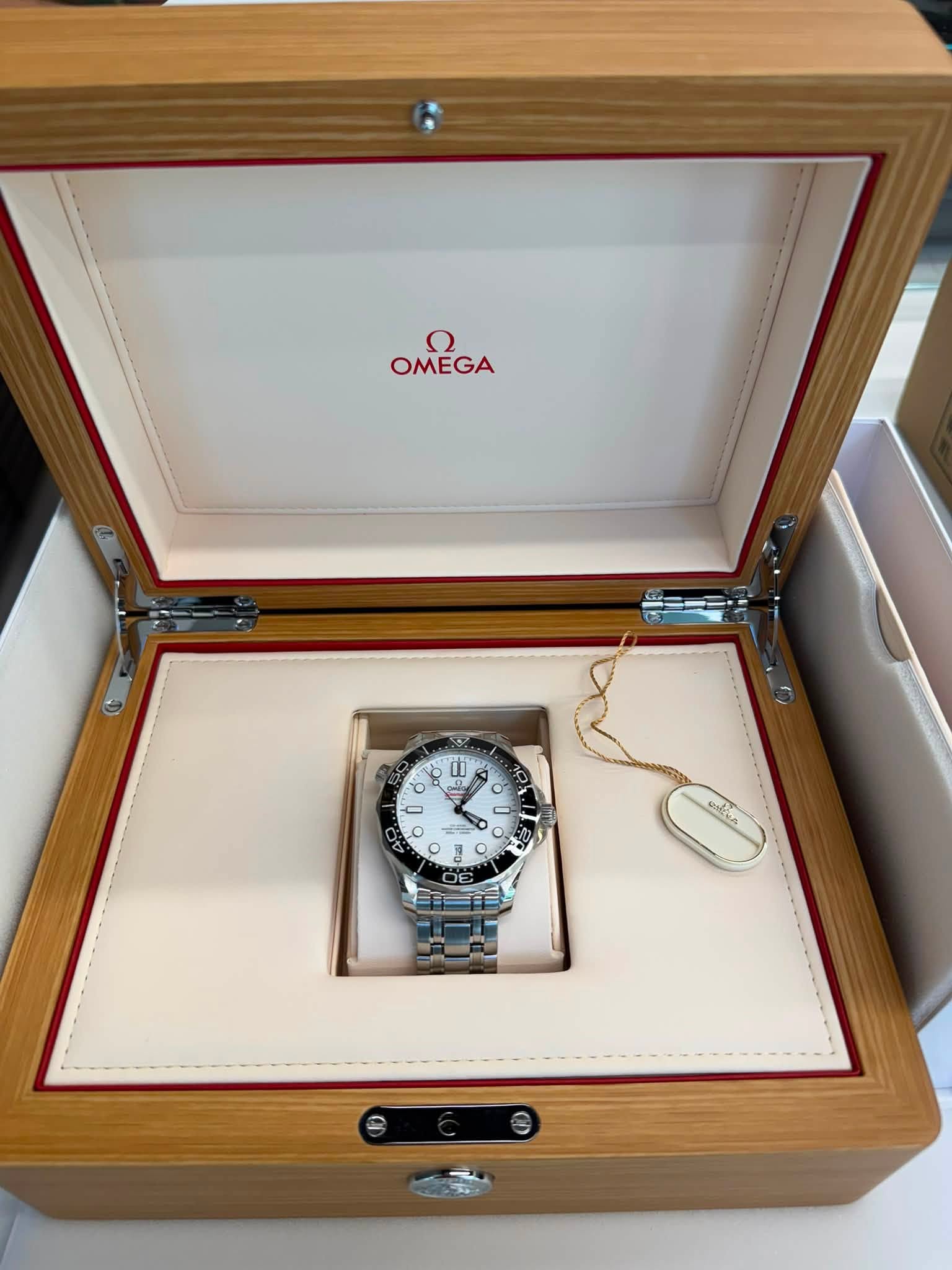 May be an image of wrist watch and text that says 'ח OMEGA - له ( DE'