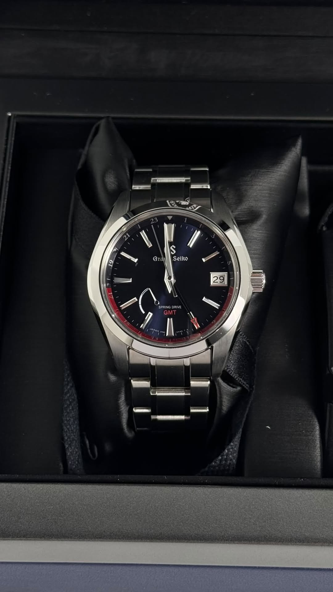 May be an image of digital watch and text that says '传。 19 Gra S Seiko 29 FYOD0 /l'