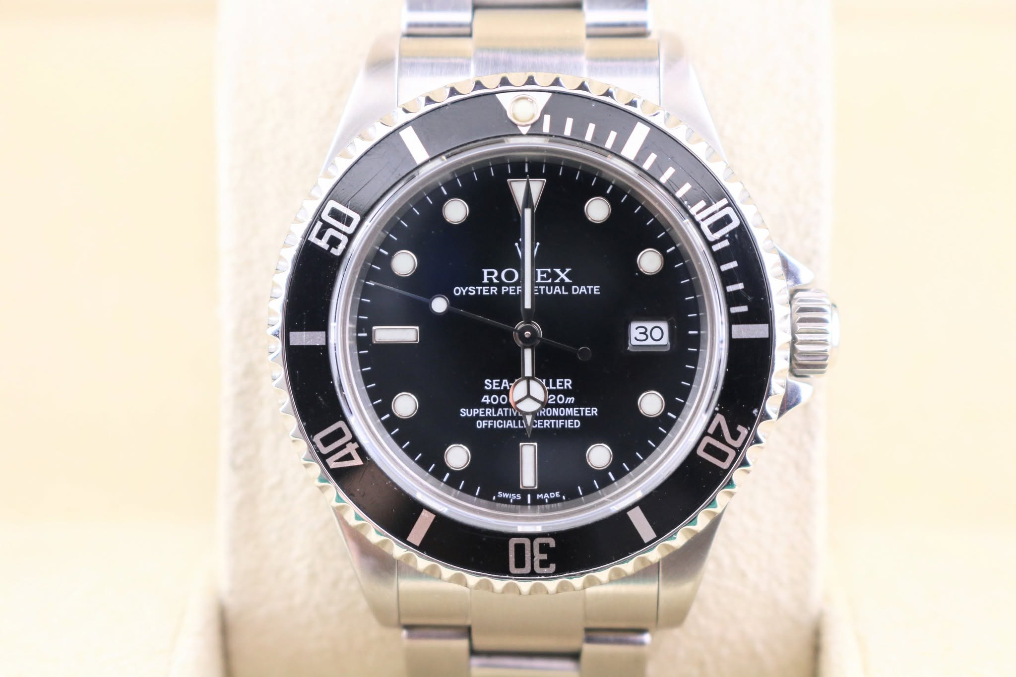 May be an image of wrist watch and text that says '50 RO ROEX EX OYSTER EF TUAL DATE 10 30 SEA SEATYLER YLER 400 20m SUPERLATI IRONOMETER RONOMETE TER OFFICIALLICERTIFIED CIALLI…