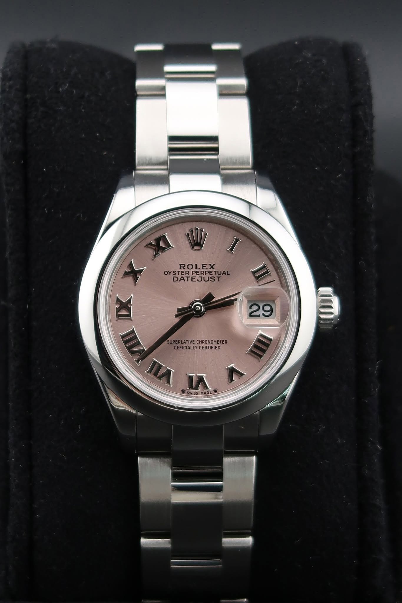 May be an image of wrist watch and text that says 'I ROLE> OYST OYSTERPE ROLEX PERPETU DAT DATEJUST OYSTAREJUSTYA EJUS 29 UII X IX VIII CHRONCHETER FICIALL CIALLYCERTIFIED nA V M…