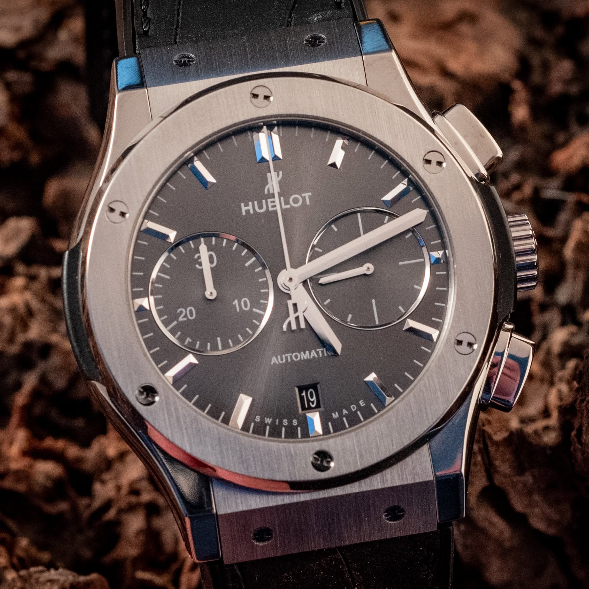 May be an image of wrist watch and text that says '٤ و HUELOT Y 8 20 10 भ AUTOMATI S 19 E'