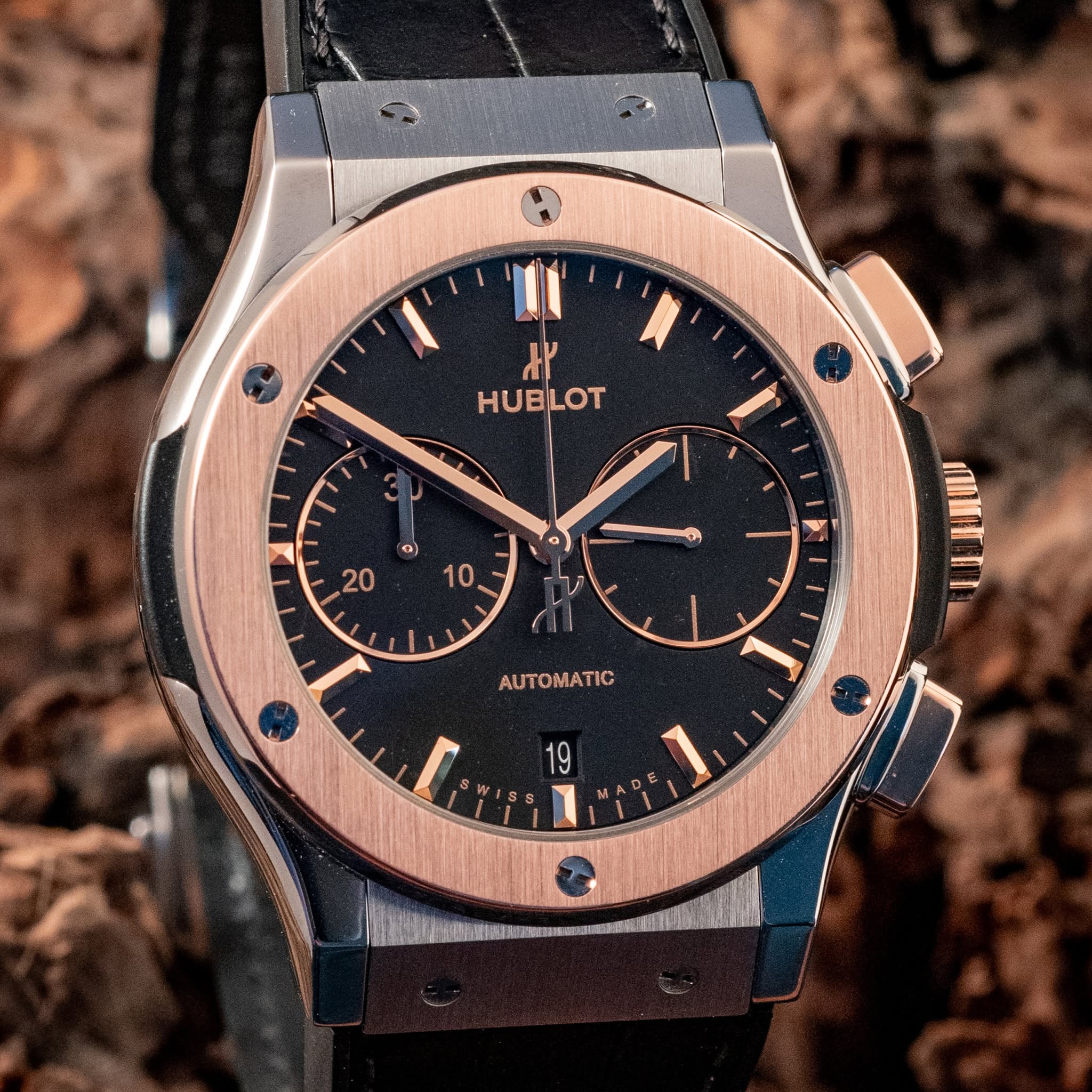 May be an image of wrist watch and text that says '۲٣ HUBLOT ١ o) 20 10 L MI II D S 19 1 E E 1'