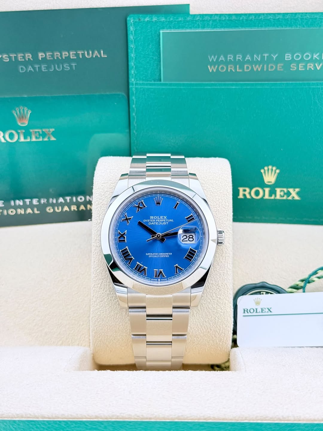 May be an image of wrist watch and text that says 'STER PERPETUAL DATEJUST WARRANTY WARRANTYBOOK BOK WORLDWIDE SERV ROLEX INTERNATION INTER NATION IONAL GUARA → ROLE TERPERP KP6ΗPA…