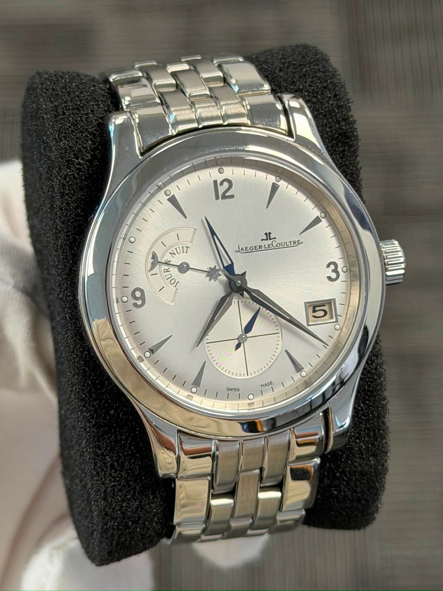 May be an image of wrist watch and text that says 'O 12 o I o o ٦ل JAEGERLECOULTRE JAEGER-L COULTRE NUIT לסחע Por 9 3 5 O O SWISS ! MADE'