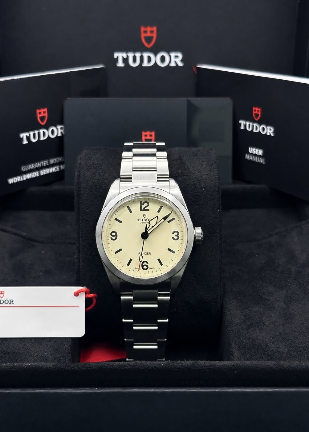 May be an image of wrist watch and text that says 'TUDOR TUDOR GUARANTEE WORLDWIDESERVICE ARAN BO WORLDWIDE SERVICE TUDOR USER MANUAL AL 12 日 TUDO ਜय UDO ١ ١ 9 UWИR 3 ノ RANGER ロ 6…
