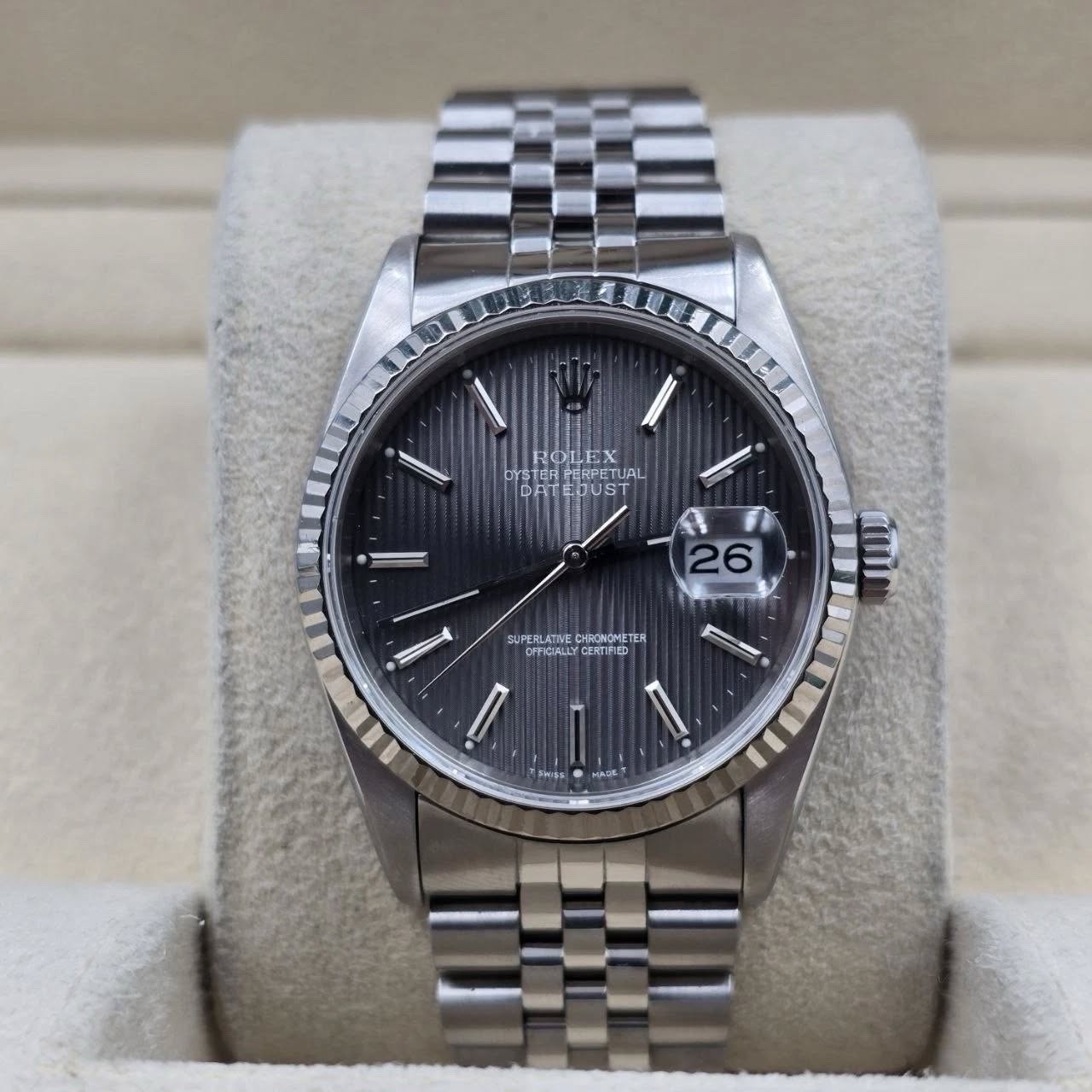 May be an image of wrist watch and text that says 'ROLEX OYSTER PERPETUAL ФAT DUST f 26 1 26 =- ഡ S CPPGALLY ERTRO SUPERLATIE CHRONÓMETER I 토야p드 AU'