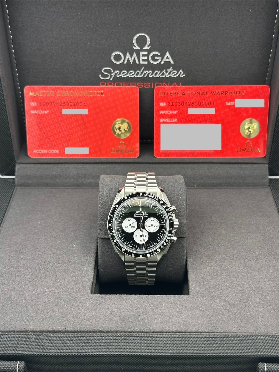 May be an image of wrist watch and text that says 'חע OMEGA Speedmaster DROEESSIONAL MASTERE M入ェRに協まONORETE液 ONOWETER INTERNATIONAL WARRANTY R WATOHNP REF WATCHNP DATE JEWELLER…