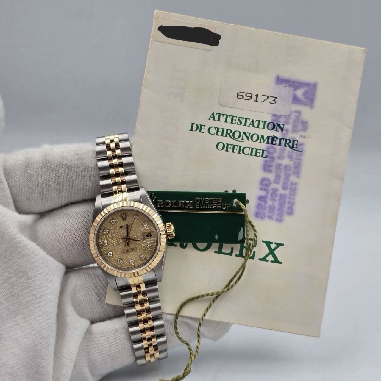 May be an image of wrist watch and text that says '69 69173 DE CHRONOMETRE CHRONOMETRE ATTESTATION ATTESTATION OFFICIEL BeAJO ehertCT DNX X un 花 一·5'