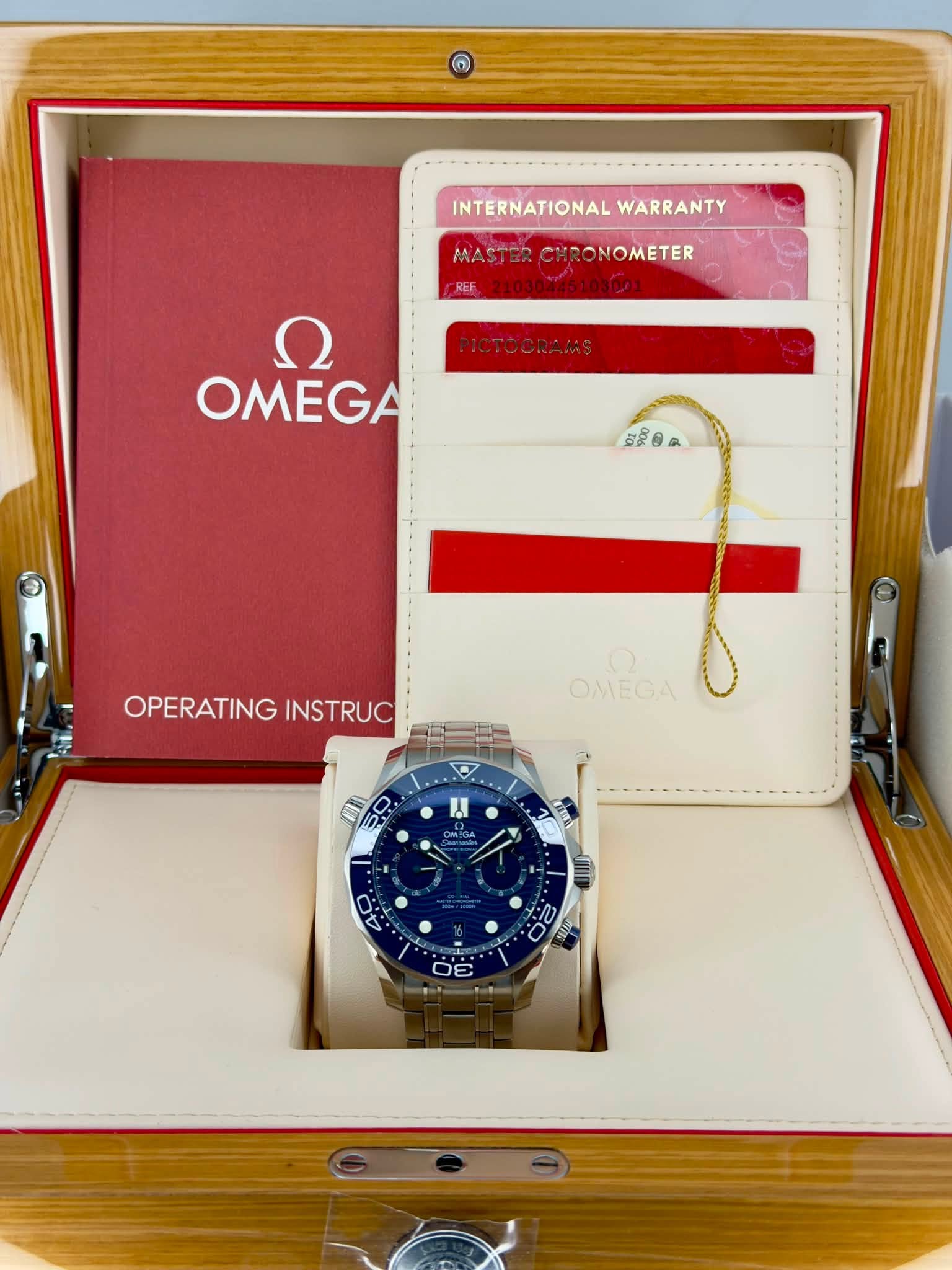 May be an image of wrist watch and text that says 'O INTERNATIONAL WARRANTY MASTER CHRONOMETER REE ח PICTOGRAMS ငိမ ငဲ့္ဒ္ဓိ a OPERATING OPERATINGINSTRUC INSTRUC OMEGA 國知 50 2…
