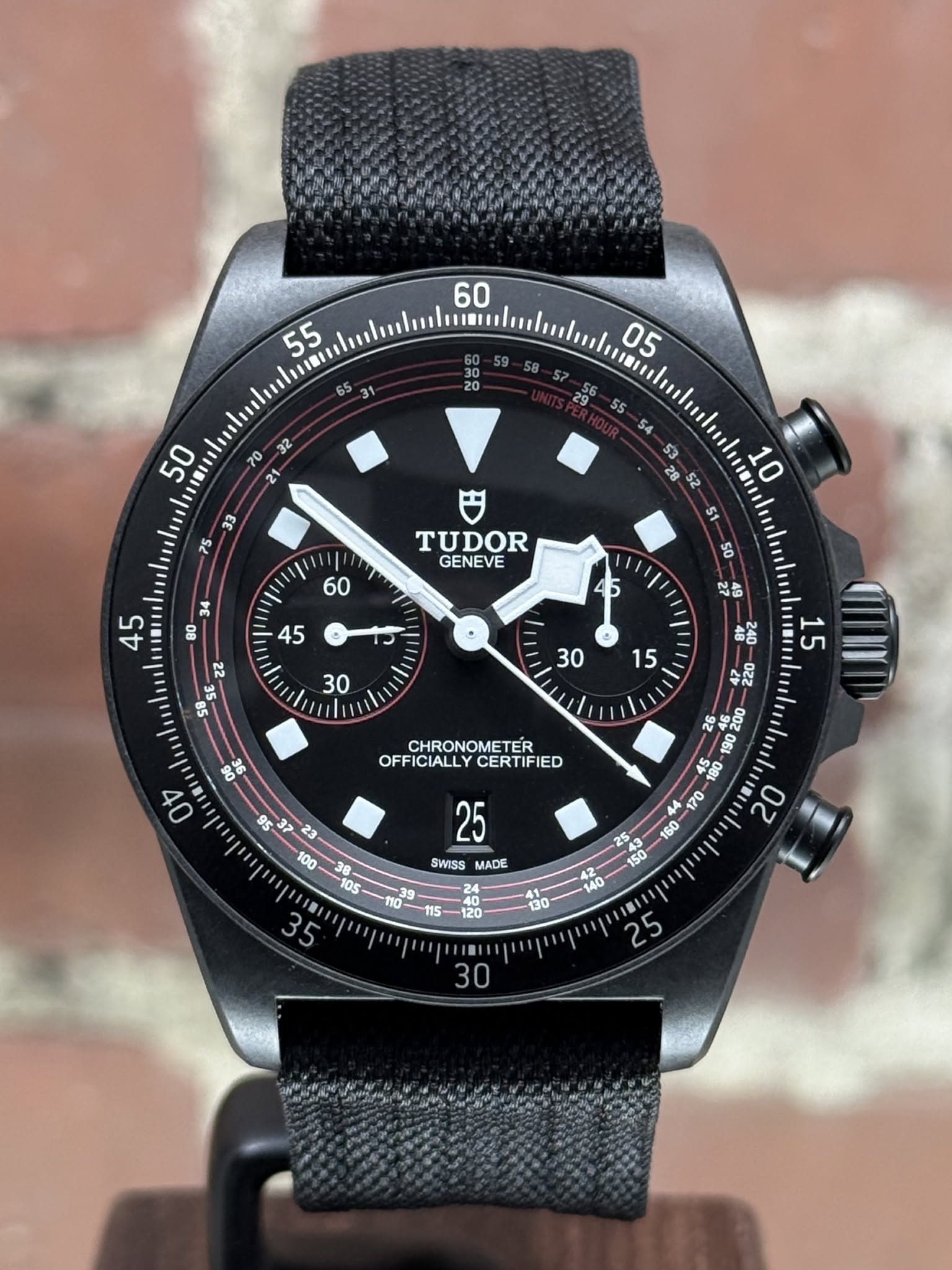 May be an image of wrist watch and text that says ' TUDOR GENEVE ١١ 46 22 SB علہ ወሬ め CHRONOMETER OFFICIALLY CERTIFIED ot 95 命 SWISS MADE '
