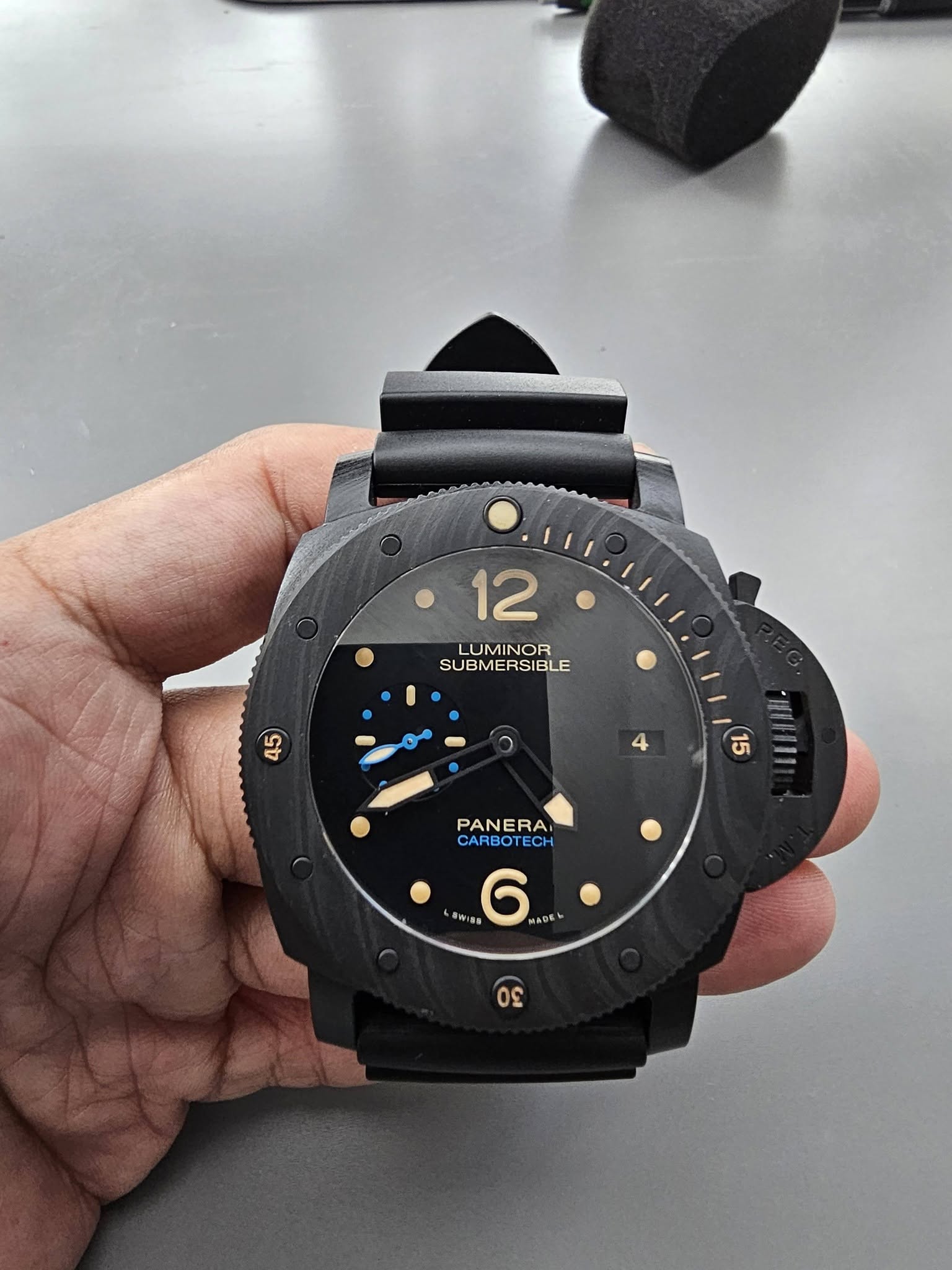 May be an image of digital watch and text that says '12 LUMINOR SUBMERSIBLE 45 15 CHUHA CHUHI PANERA CARBOTECH ECH WISS 6 NADE 00'