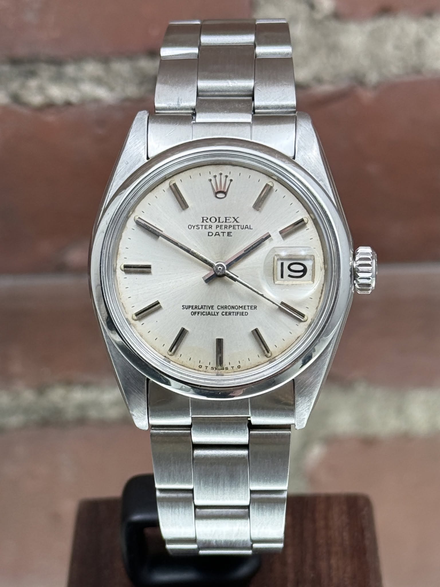 May be an image of wrist watch and text that says 'V ROLEX OYSTER PERPETUAL TUAL DATE 19 SUPERLATIVE CHRONOMETER OFFICIALLY SUPERUATIVECHRONOMETER CERTIFIED E ആതാ'