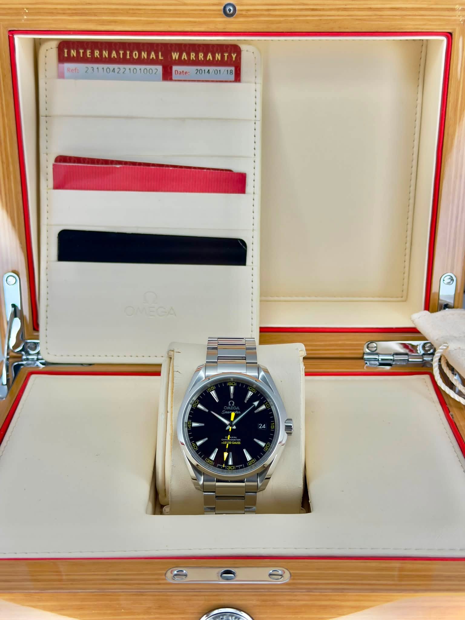 May be an image of wrist watch and text that says 'INTERNATIONAL Ref: WARRANTY Date: 2014 Date:2014/01/18 /0 01/18 OMEGA 1 V 24'