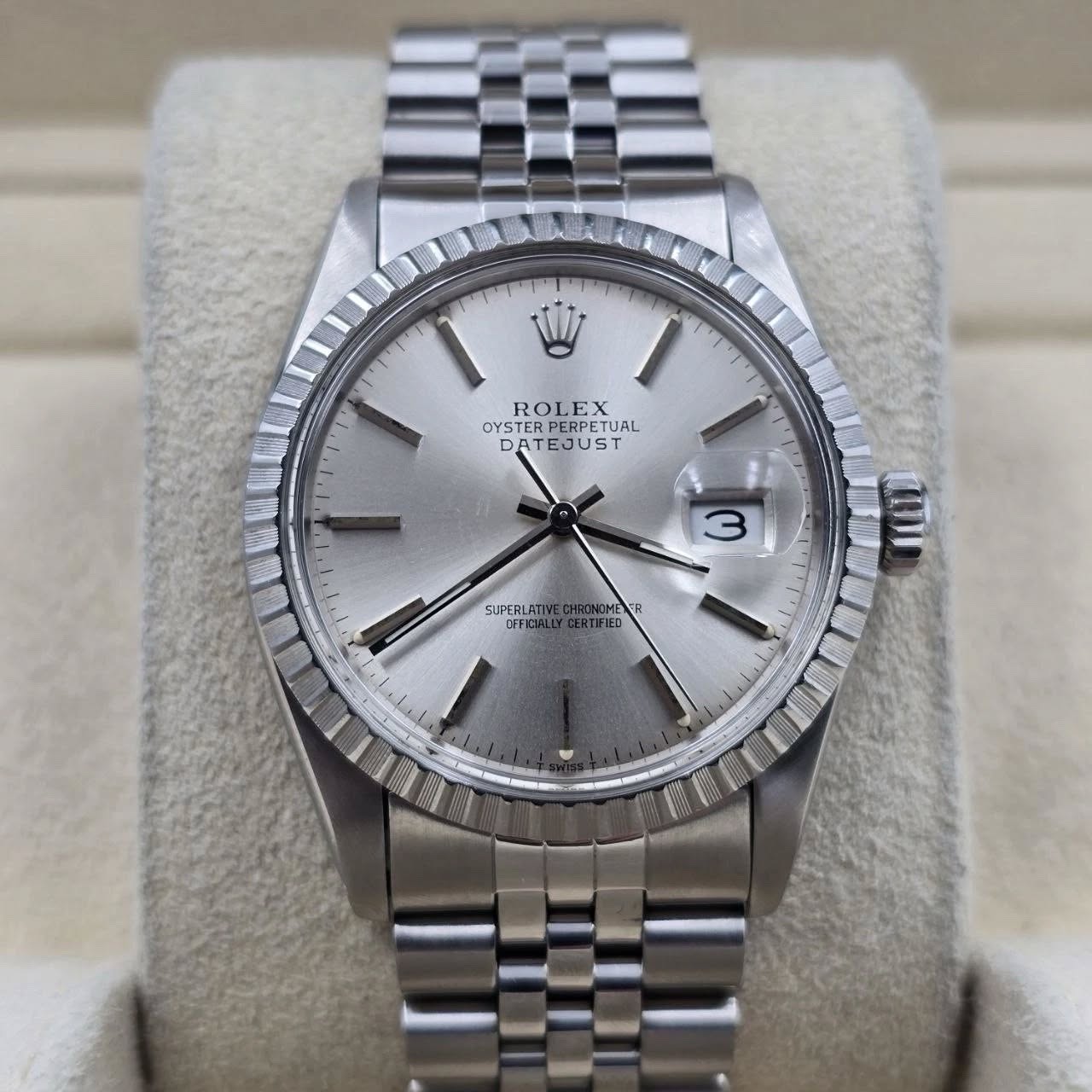 May be an image of wrist watch and text that says 'ROLEXUAL OYS ROLEX OYSTER TERPERPETUAL PERPETUAL DATEJUST A D 3 SUPERLATI SUPERENE CEF OFFIC TIIED ผม'