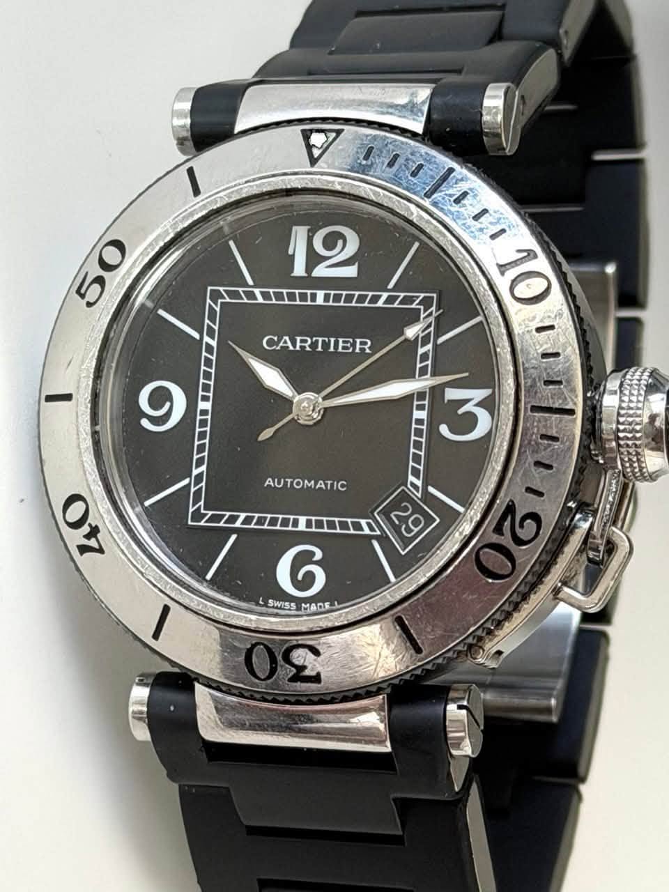 May be an image of wrist watch and text that says '50 O CARTIER ١ 12 oYo 大福 10 3 11 ١,۱ 9 AUTOMATIC 40 29 29 / 6 L SWISS MADE'