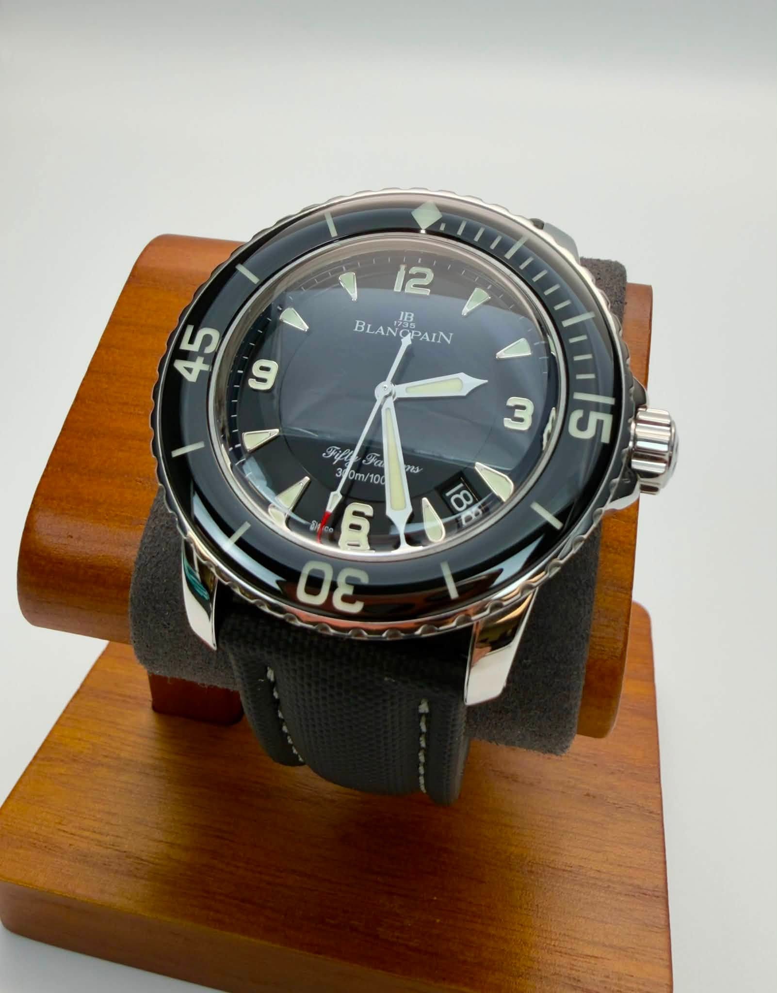 May be an image of wrist watch and text that says '12 JB JB BLANOPAIN JB BLANG PAIN 45 9 1 גגד 3 15 1/5 FLlF Fa 300T/100 300m m/10 SN ေ 30 00 5'