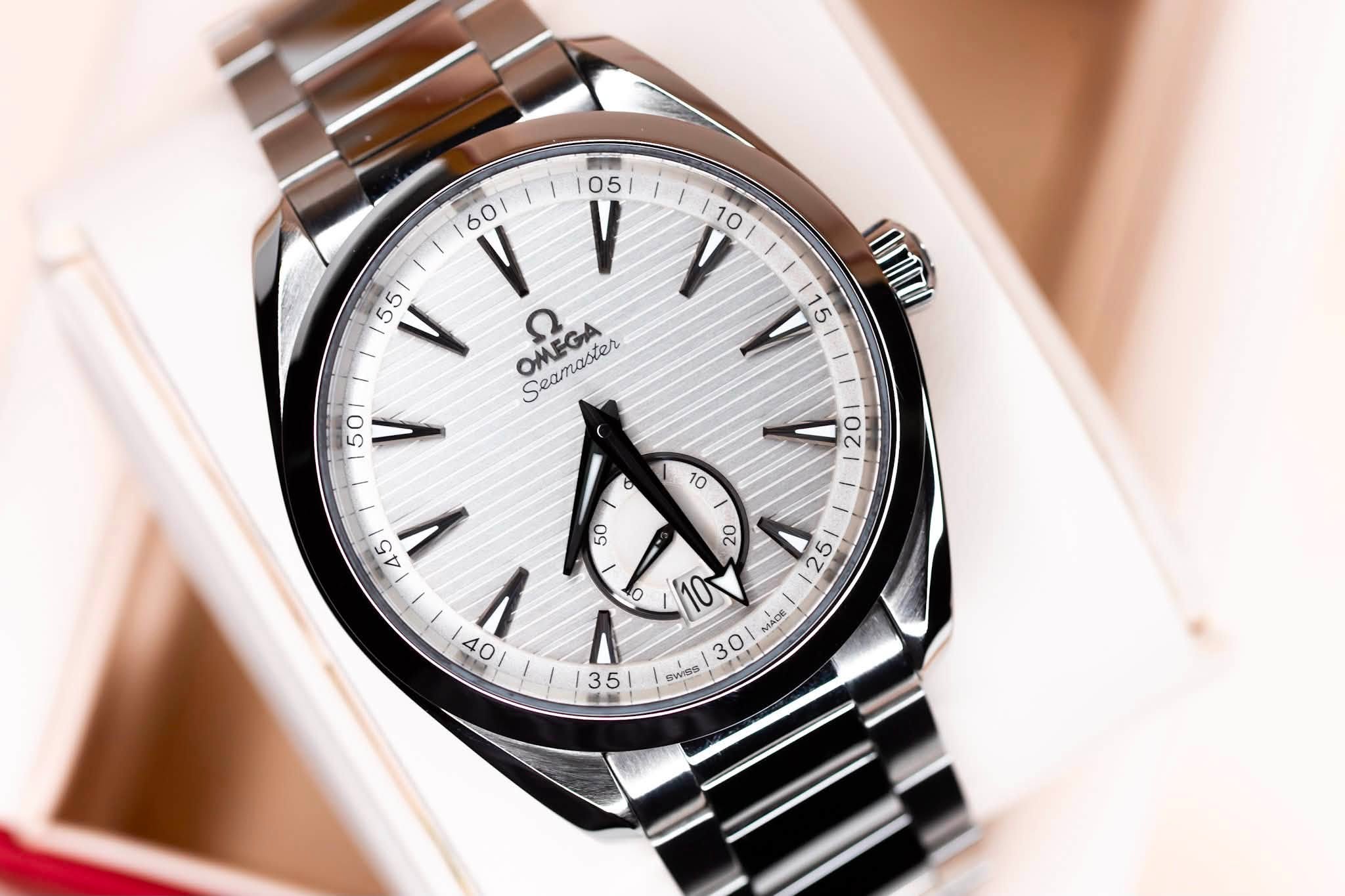 May be an image of wrist watch and text that says '105/1 05 V 10 60 ν 55 V OMEGA ח Seamaster 15 5 50/ a CY 10 ١ 20 0 טו1 MADE ကခ 30 SWIsS ۱ O 35 EO'