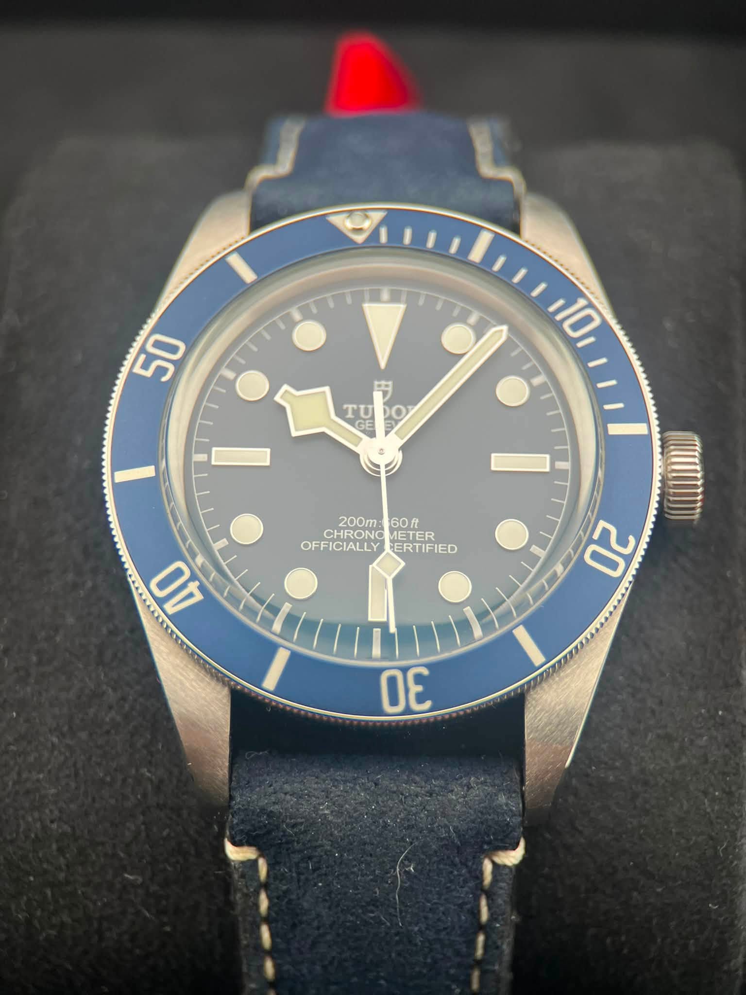 May be an image of wrist watch and text that says '50 10 TU 200m: 60 I CHRONO OFFICIALLYERTIFIED METER E OFFICIALLY ERTIFIED 40 に 20 Οε'