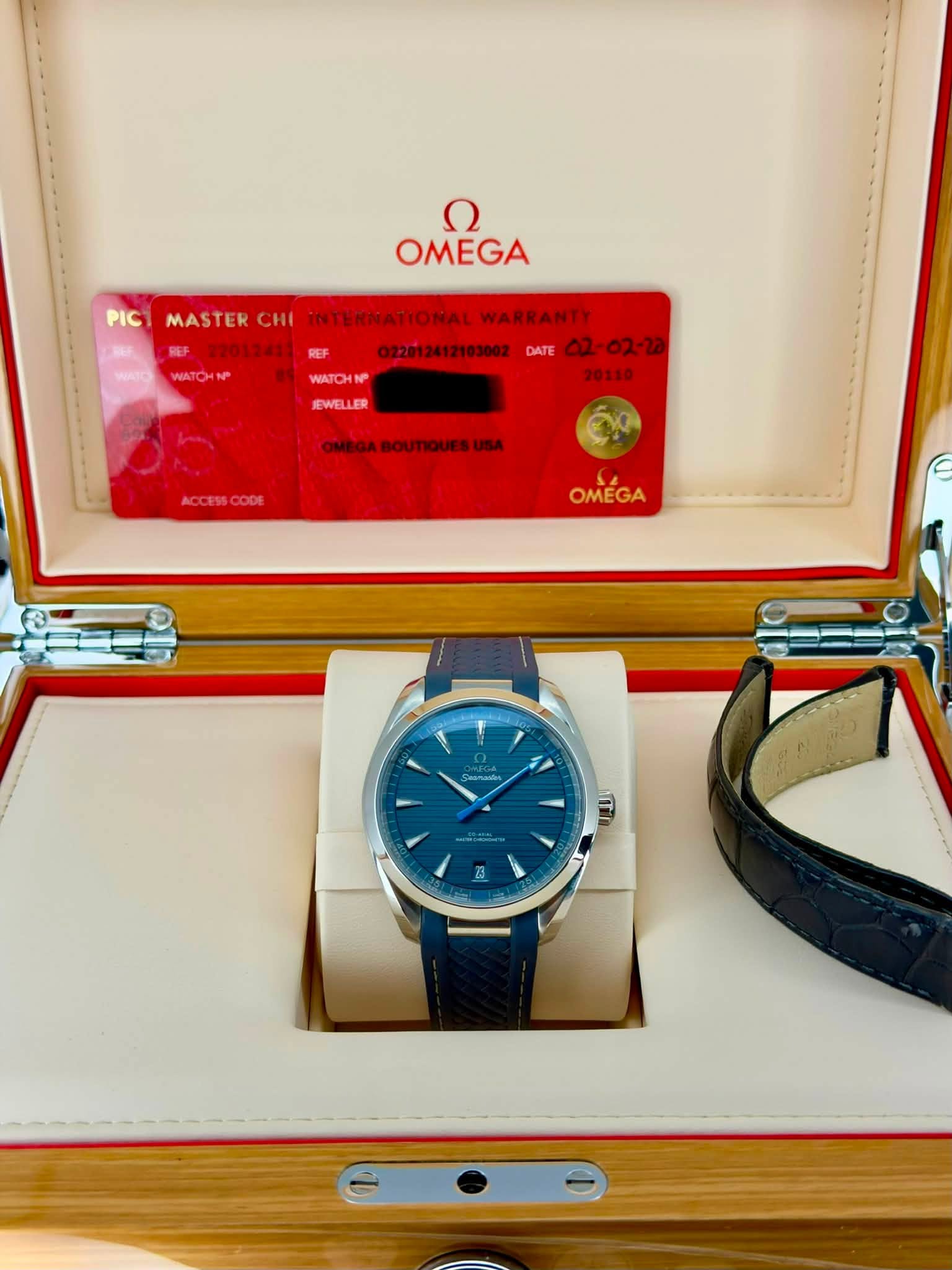 May be an image of wrist watch and text that says 'PIC ח OMEGA WATD MASTER CHI INTERNATIONALWARRANTY NTERNATIONAL WARRANTY 紙 22012411RE REF DATE 02-02-20 WATOHNP WATCHNP 20110…