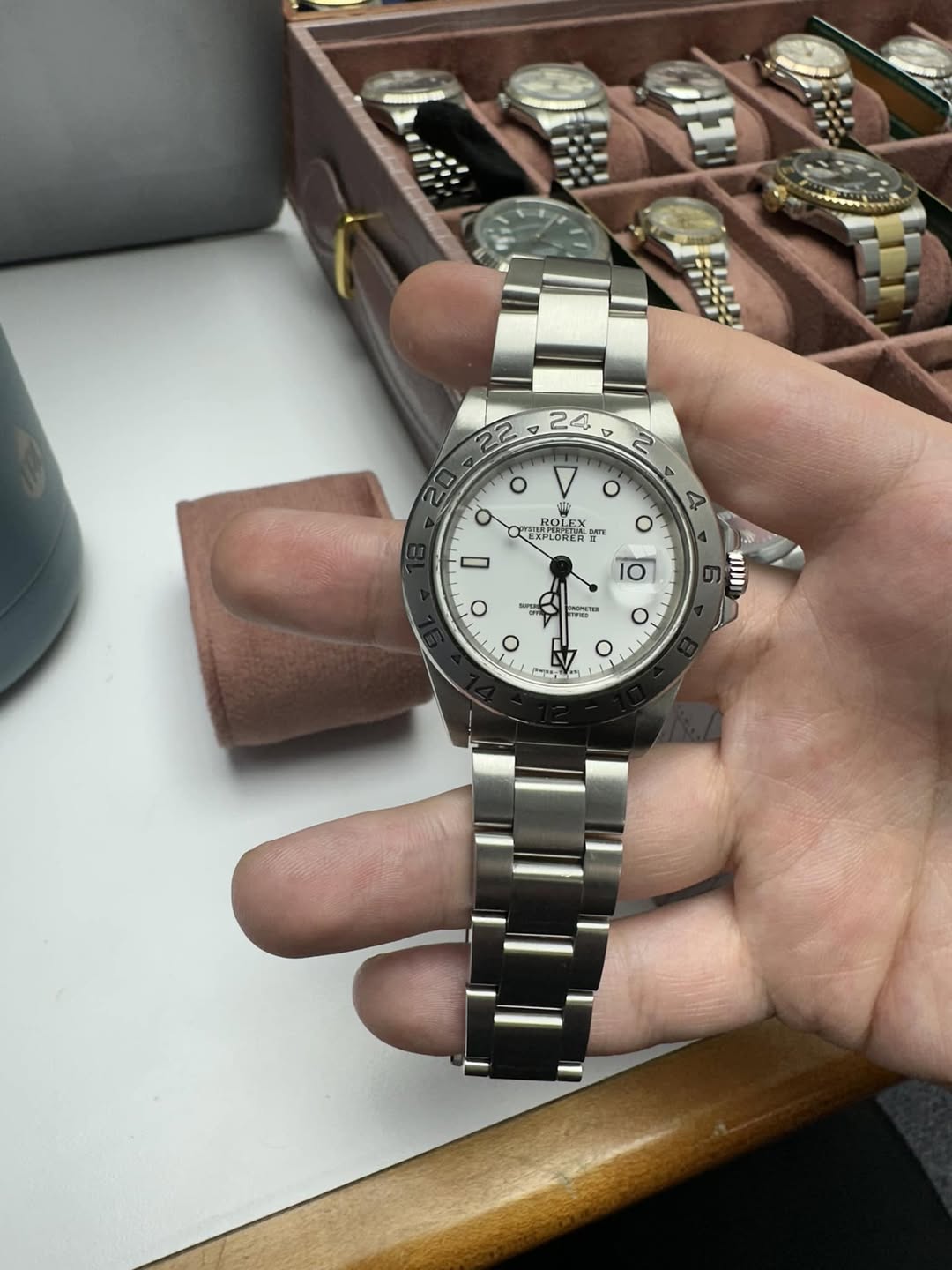May be an image of wrist watch and text that says '2 22 ٥ V 2 o V ο RO ROLEX ROLE ORER MI 10 4 O O s MI AOEL T O O O - EV 대한국 م'